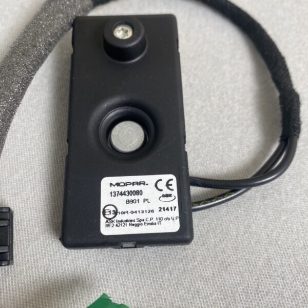 Alternative view of Radioantenne MOPAR 1374430080 B901