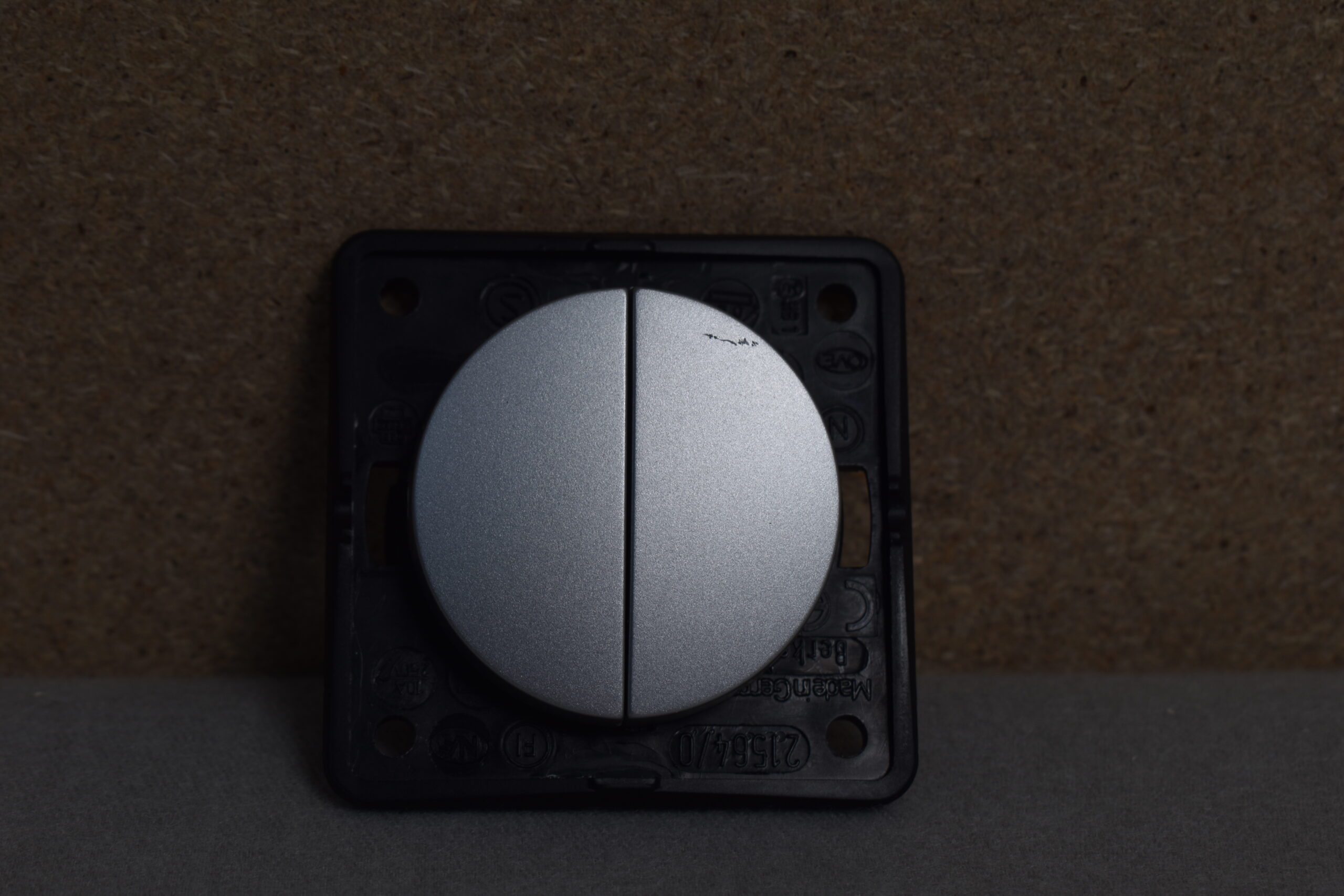 Berker Wippschalter geteilt ohne Symbol 21563 Silber matt leichter Kratzer