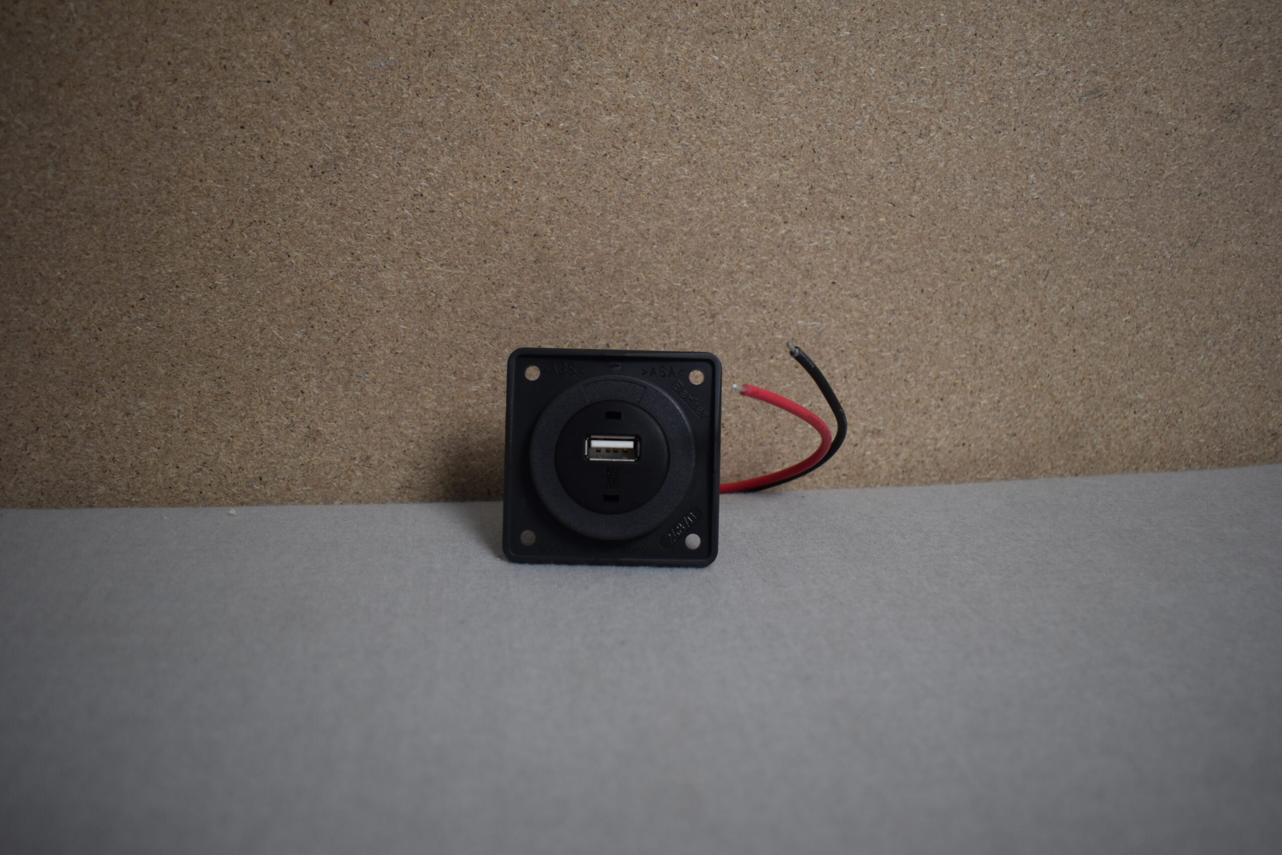 Berker Integro USB Ladesteckdose 12V anthrazit matt