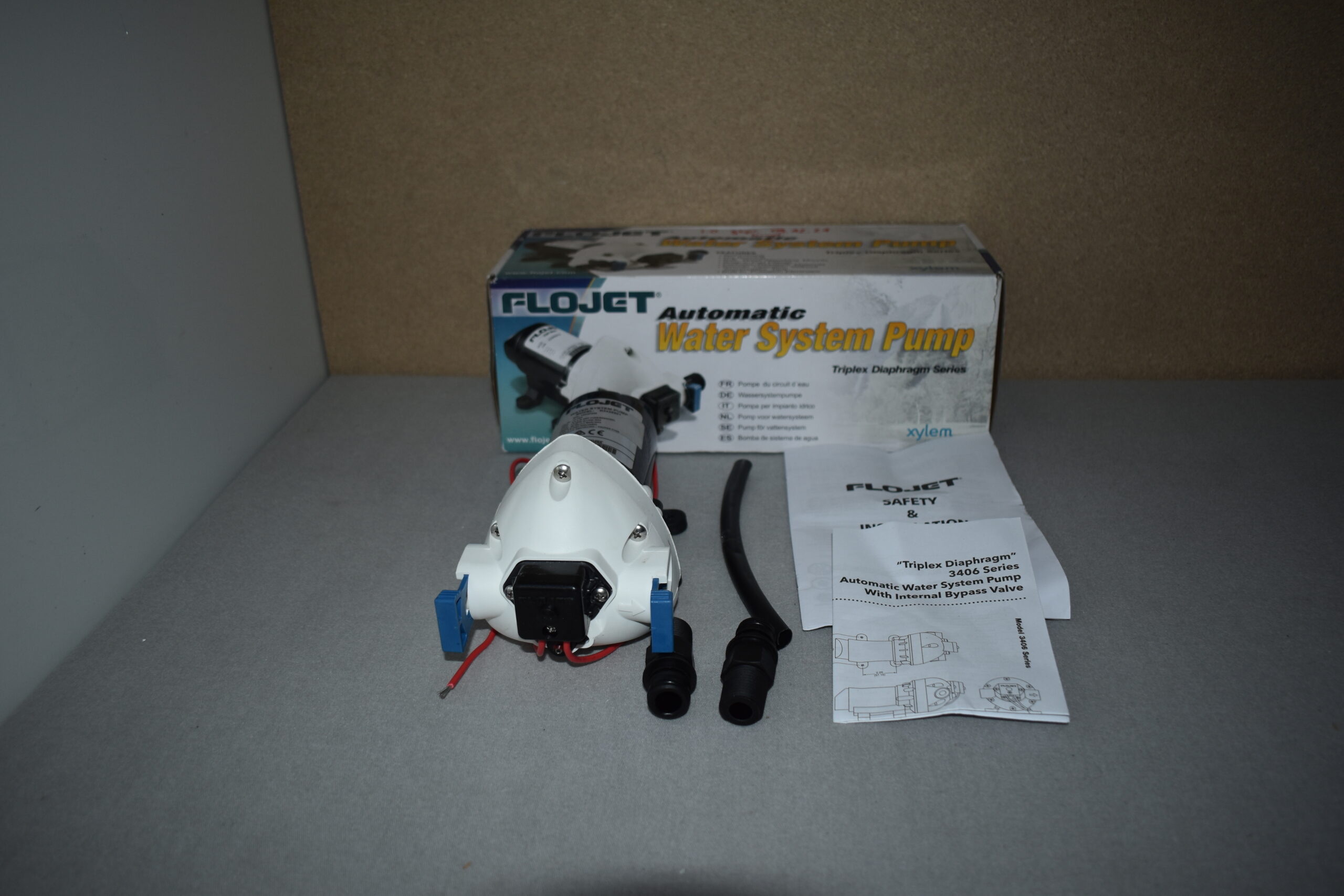 Flojet Wasserpumpe mit Adapter und Anleitung Model: R3426501