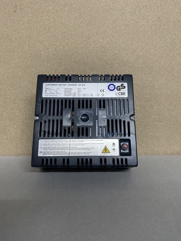 CBE Getaktetes Ladegerät CB-522 mit Zubehör