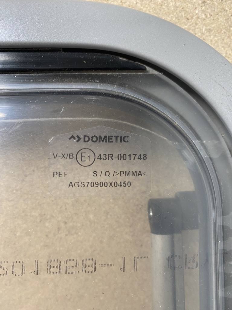 Dometic Ausstellfenster S7 900x450mm Hellgrau