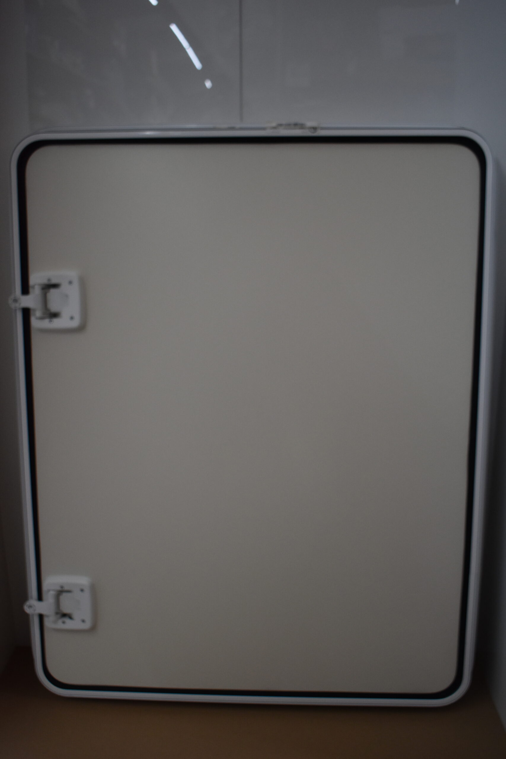 Serviceklappe weiß, 950 x 1200 mm, RAL 9010 Alu pulverbeschichtet