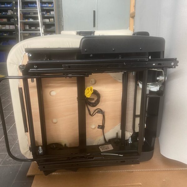 Aguti  Fahrersitz Gis Liner, beige / grau