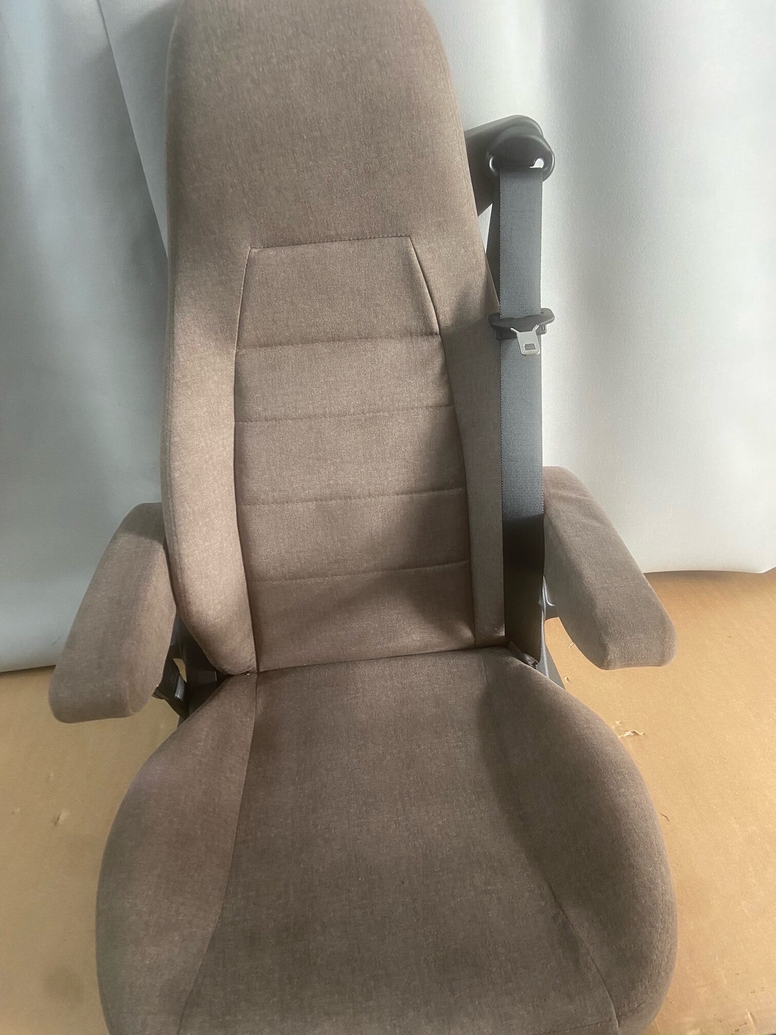 Aguti Fahrersitz Gis Liner in braun / grau für Wohnmobil