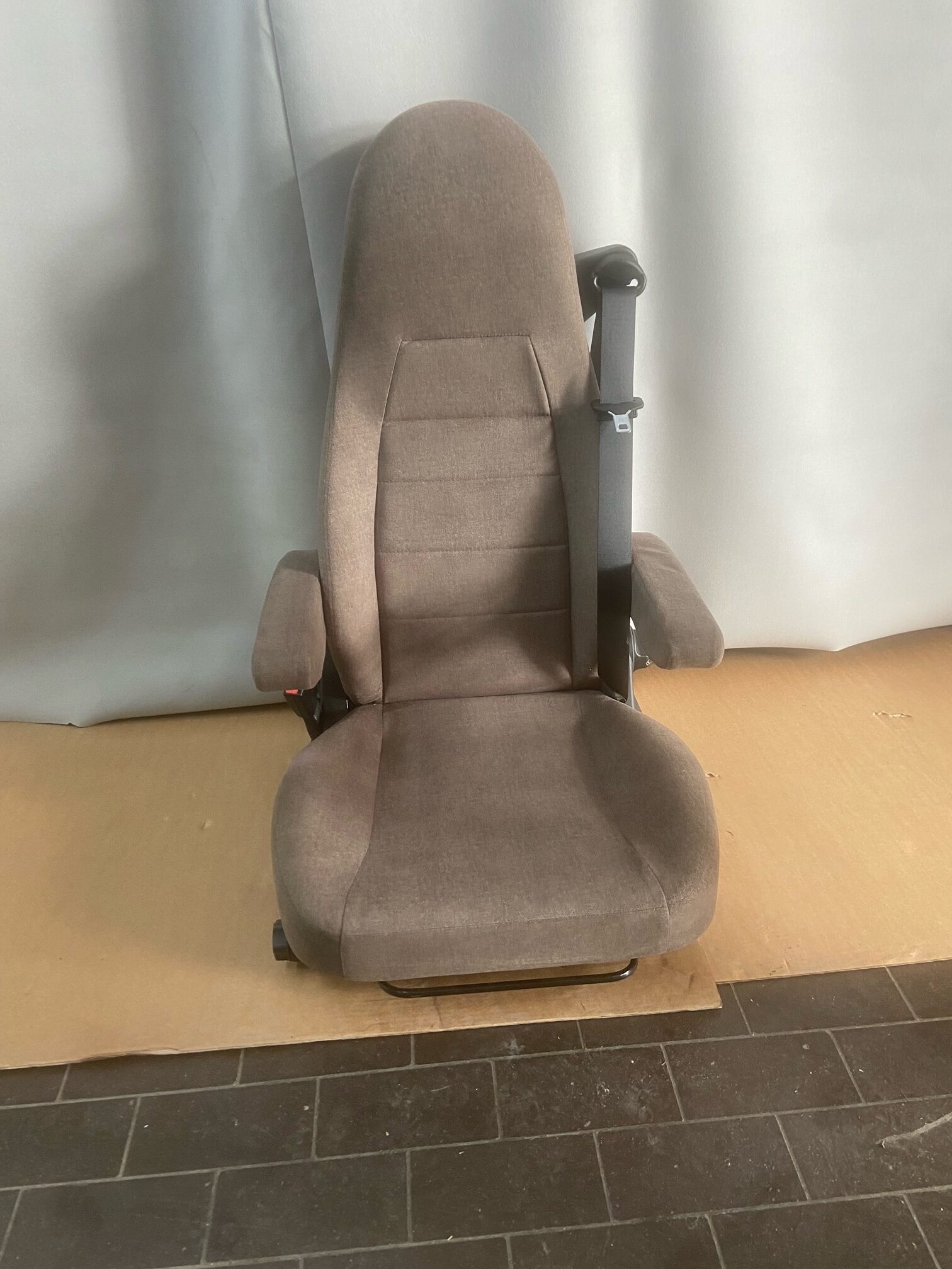 Aguti Fahrersitz Gis Liner in braun / grau für Wohnmobil