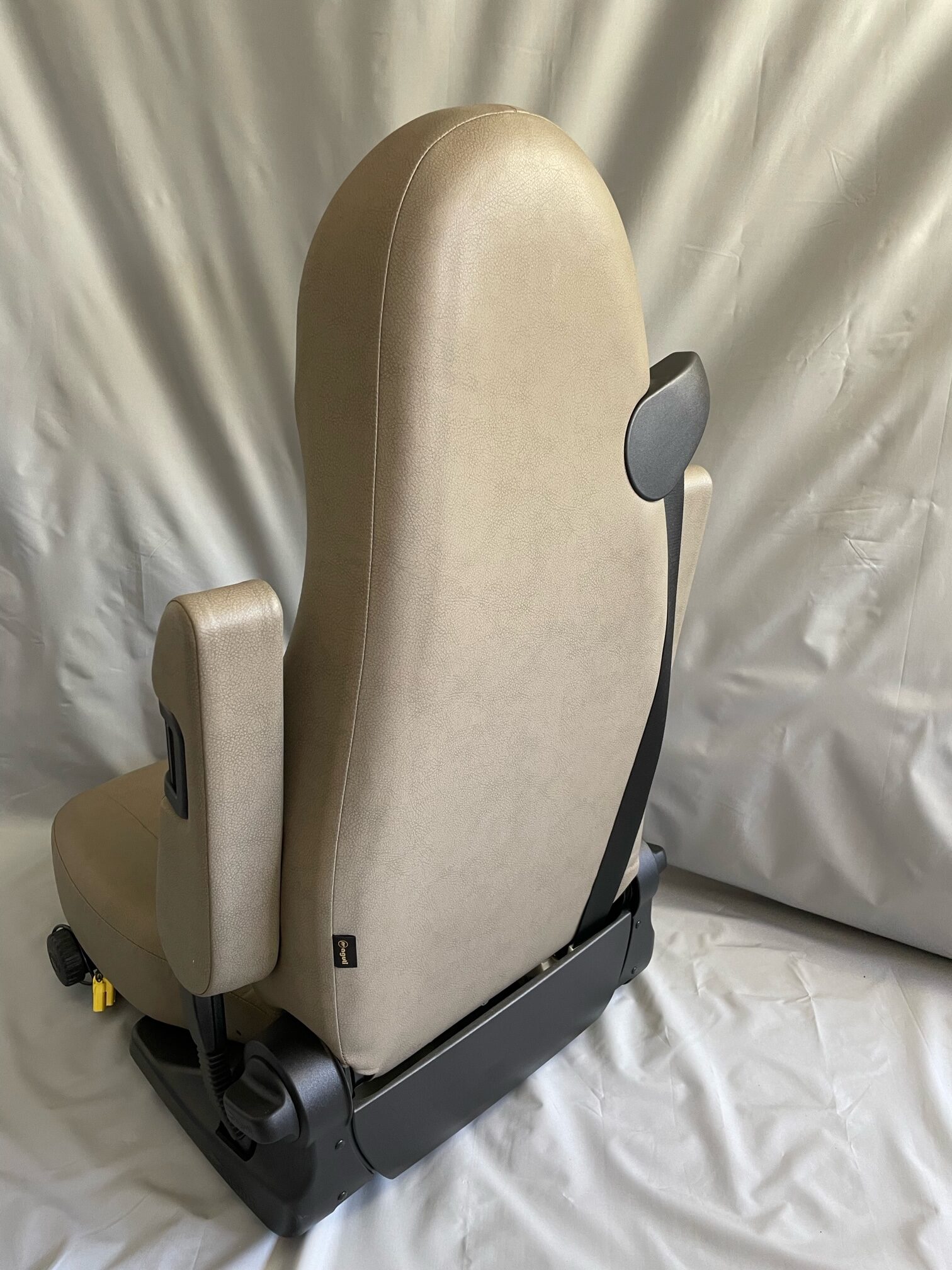 Aguti Automotiv GIS Liner, Beifahrersitz