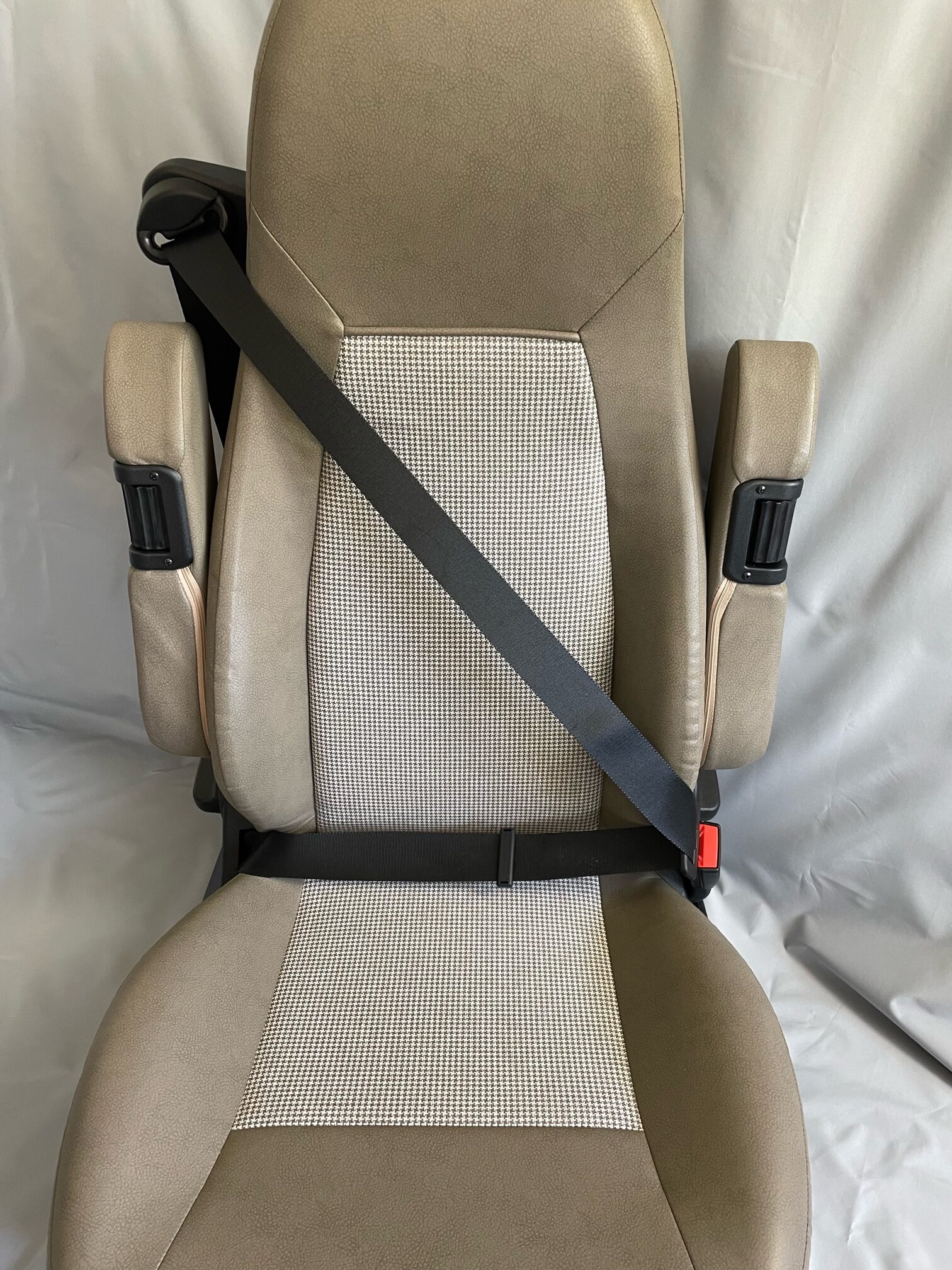 Aguti Automotiv GIS Liner, Beifahrersitz