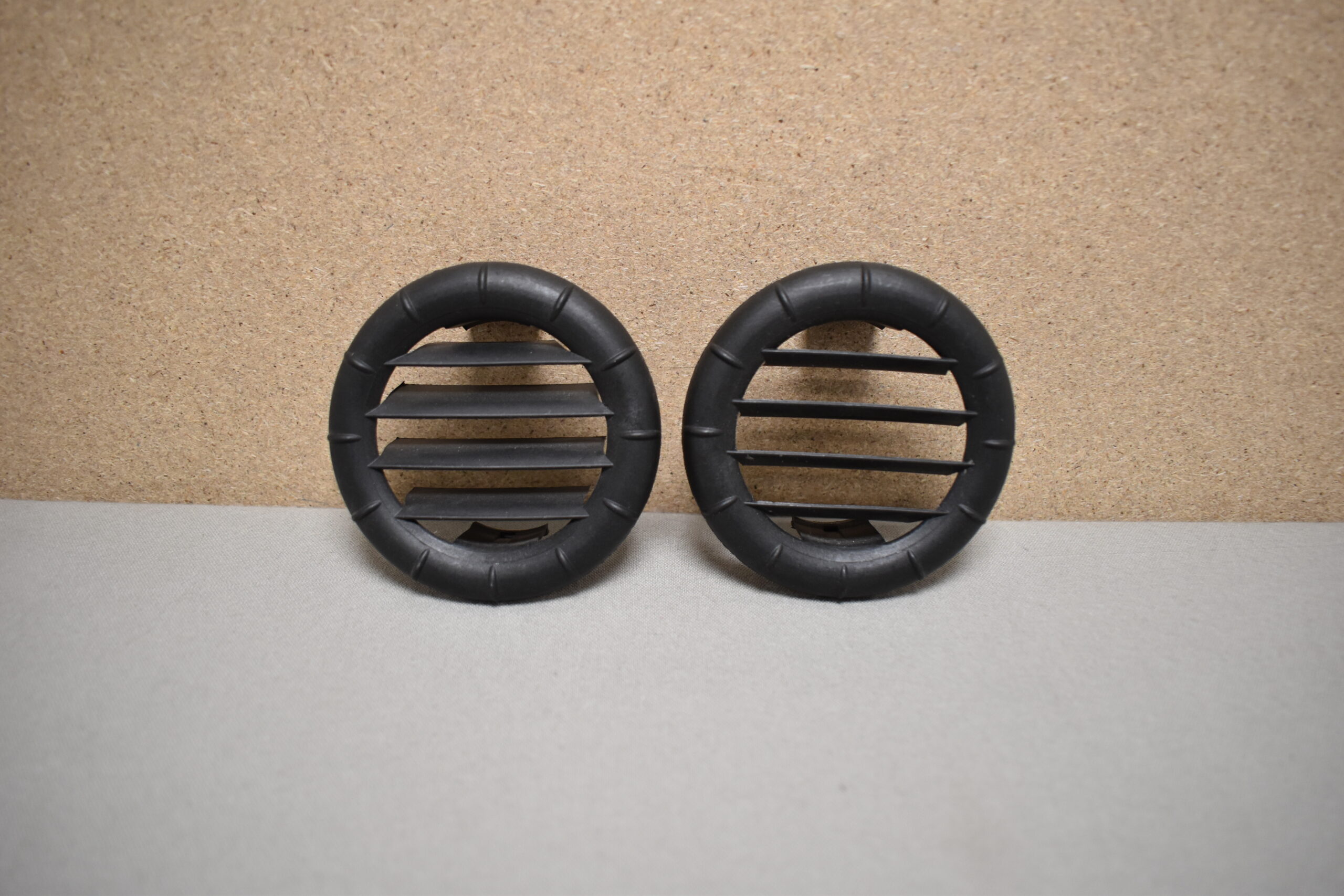 Lüftungsgitter / Lamelleneinsatz für Truma Heizungsrohr, RAL 80, schwarz 2er Set