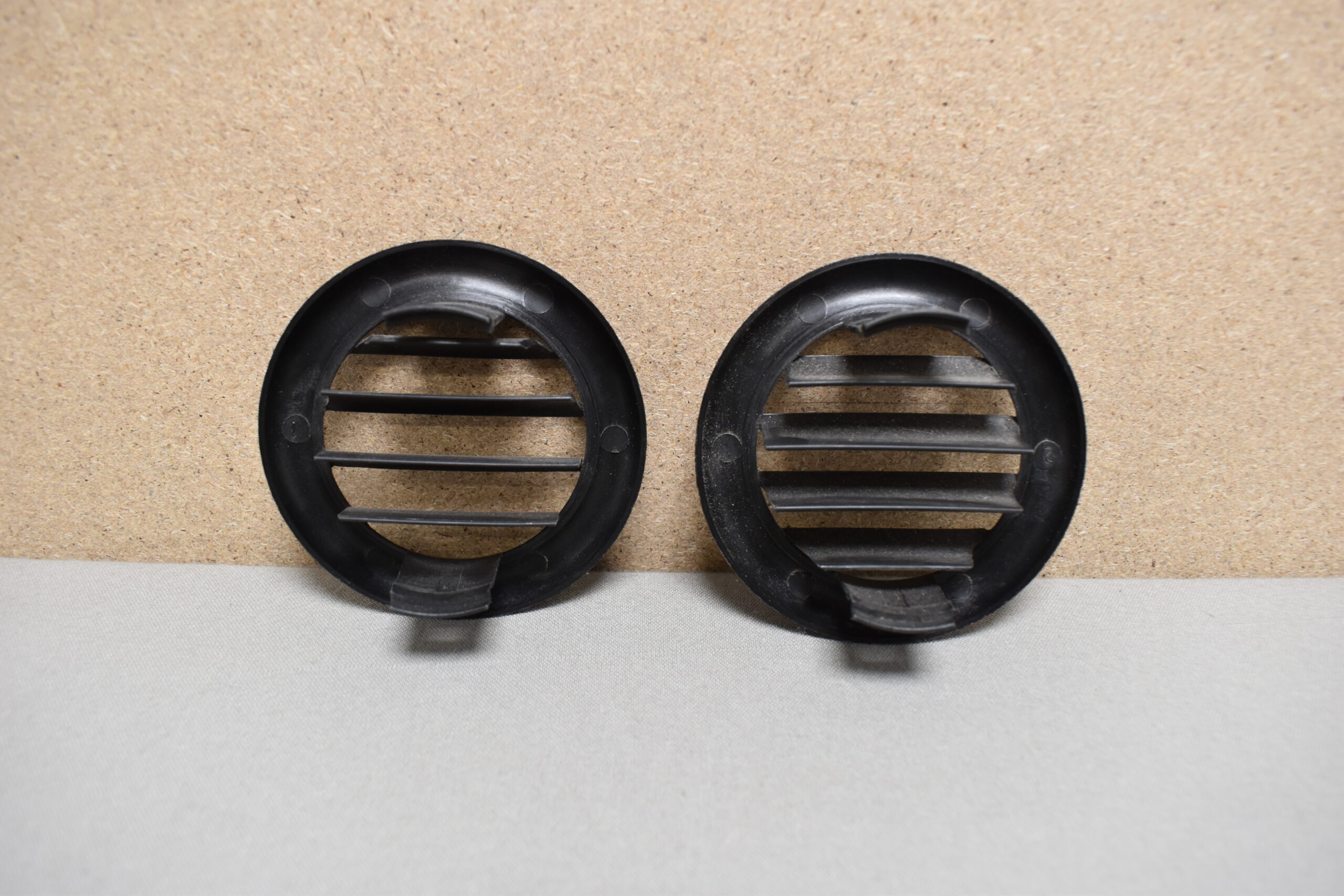 Lüftungsgitter / Lamelleneinsatz für Truma Heizungsrohr, RAL 80, schwarz 2er Set