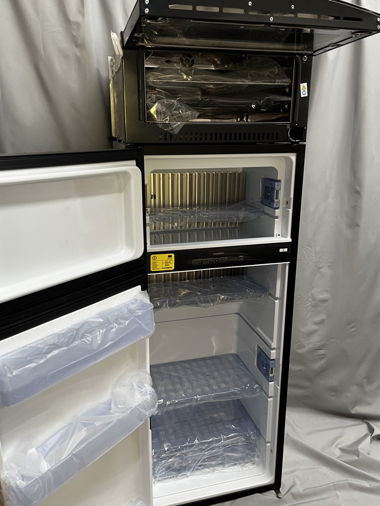 Dometic RMDT 8505 Kühlschrank mit Gefrierfach und Backofen – Bild 4