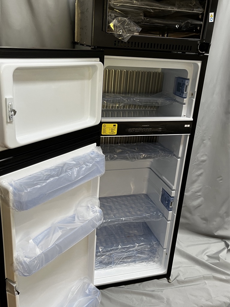 Dometic RMDT 8505 Kühlschrank mit Gefrierfach und Backofen – Bild 3