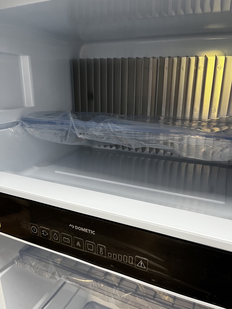 Dometic RMDT 8505 Kühlschrank mit Gefrierfach und Backofen – Bild 7