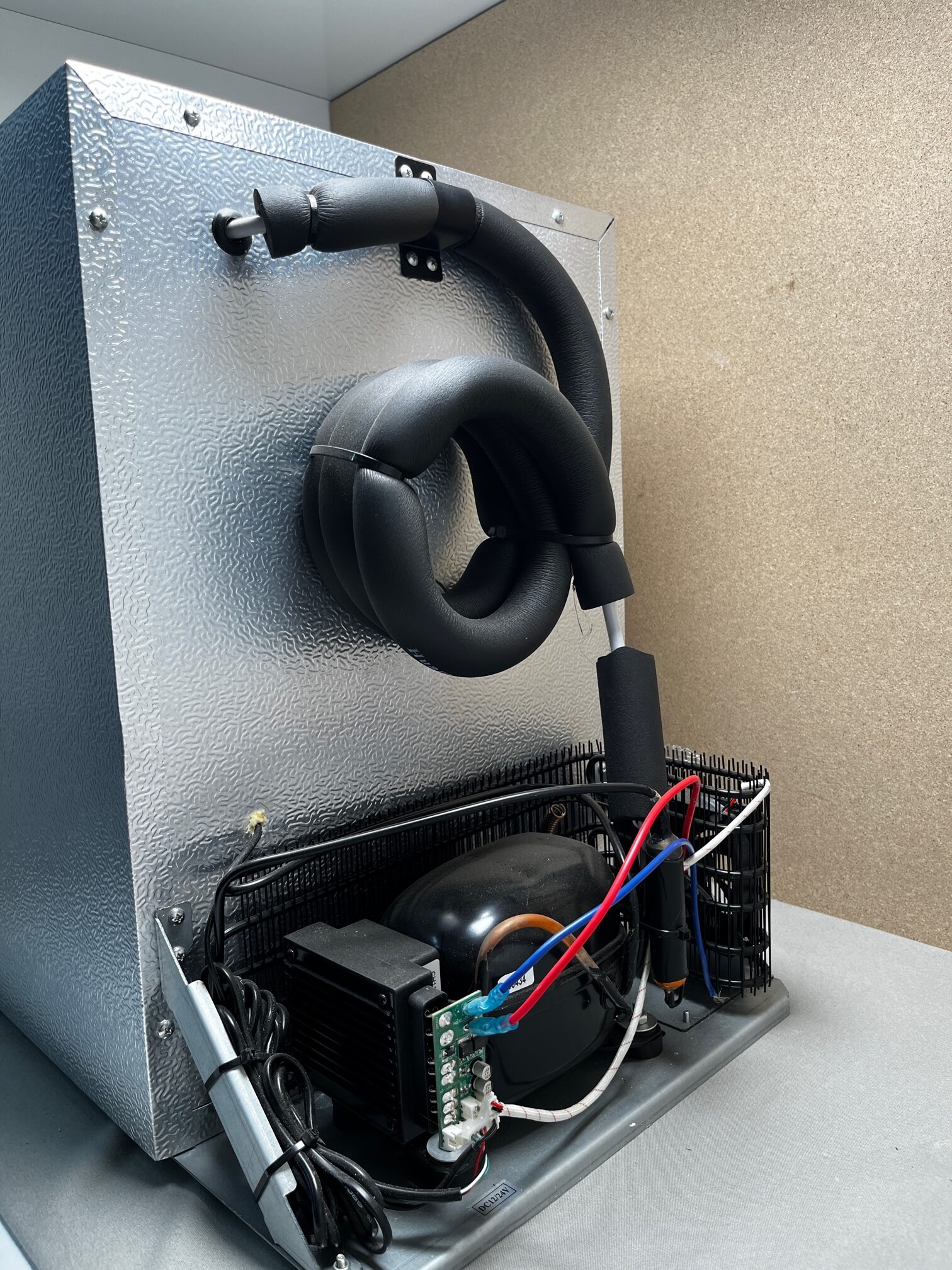 Carbest Kompressor Einbaukühlschrank 40L 71357