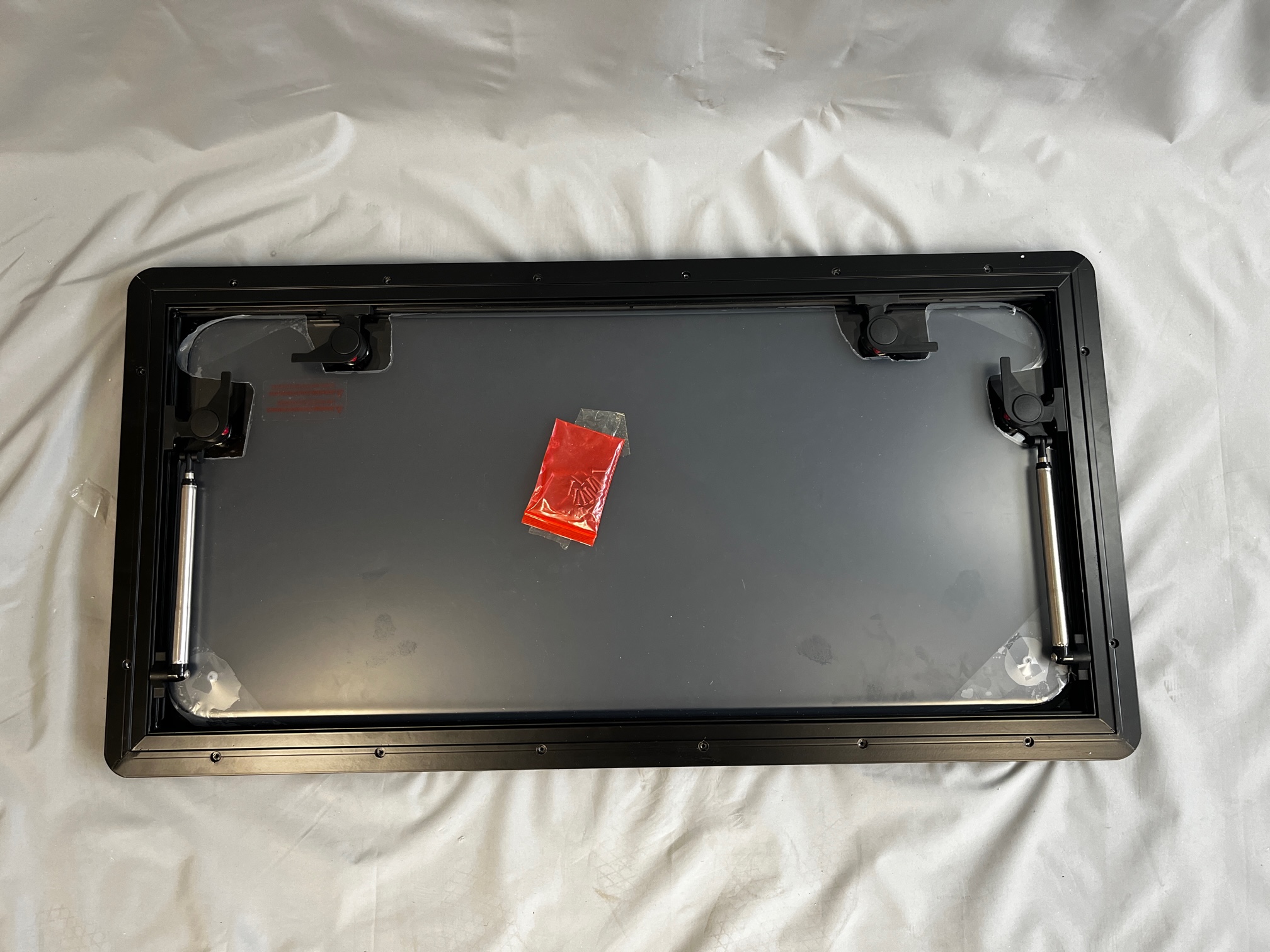 Carbest Ausstellfenster RW Style mit getönter Acrylverglasung 900x450 – Bild 2