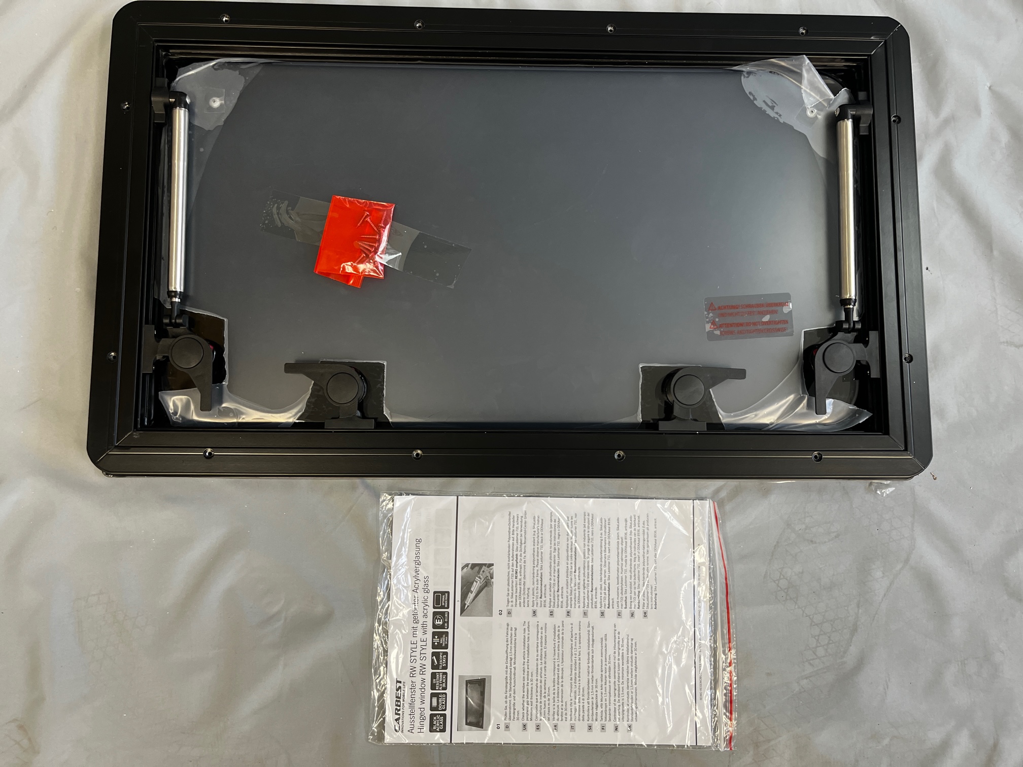 Carbest Ausstellfenster RW Style 700x400 mit getönter Acrylverglasung – Bild 2