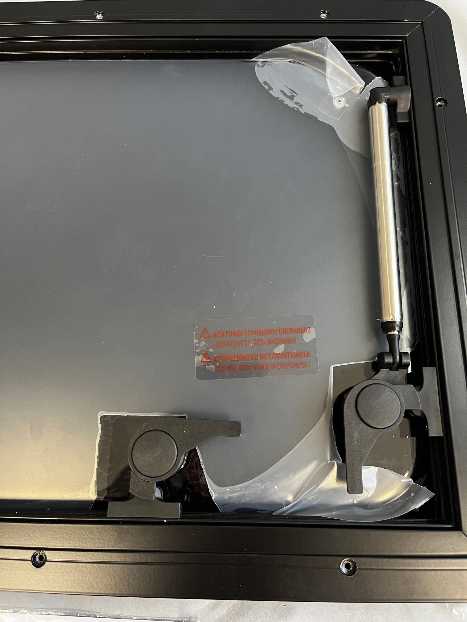 Carbest Ausstellfenster RW Style 700x400 mit getönter Acrylverglasung