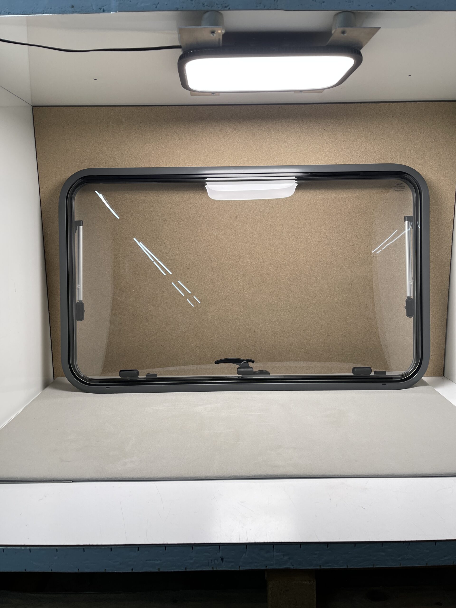 Dometic Ausstellfenster 1000x600 mm Anthrazit mit Zentralverriegelung