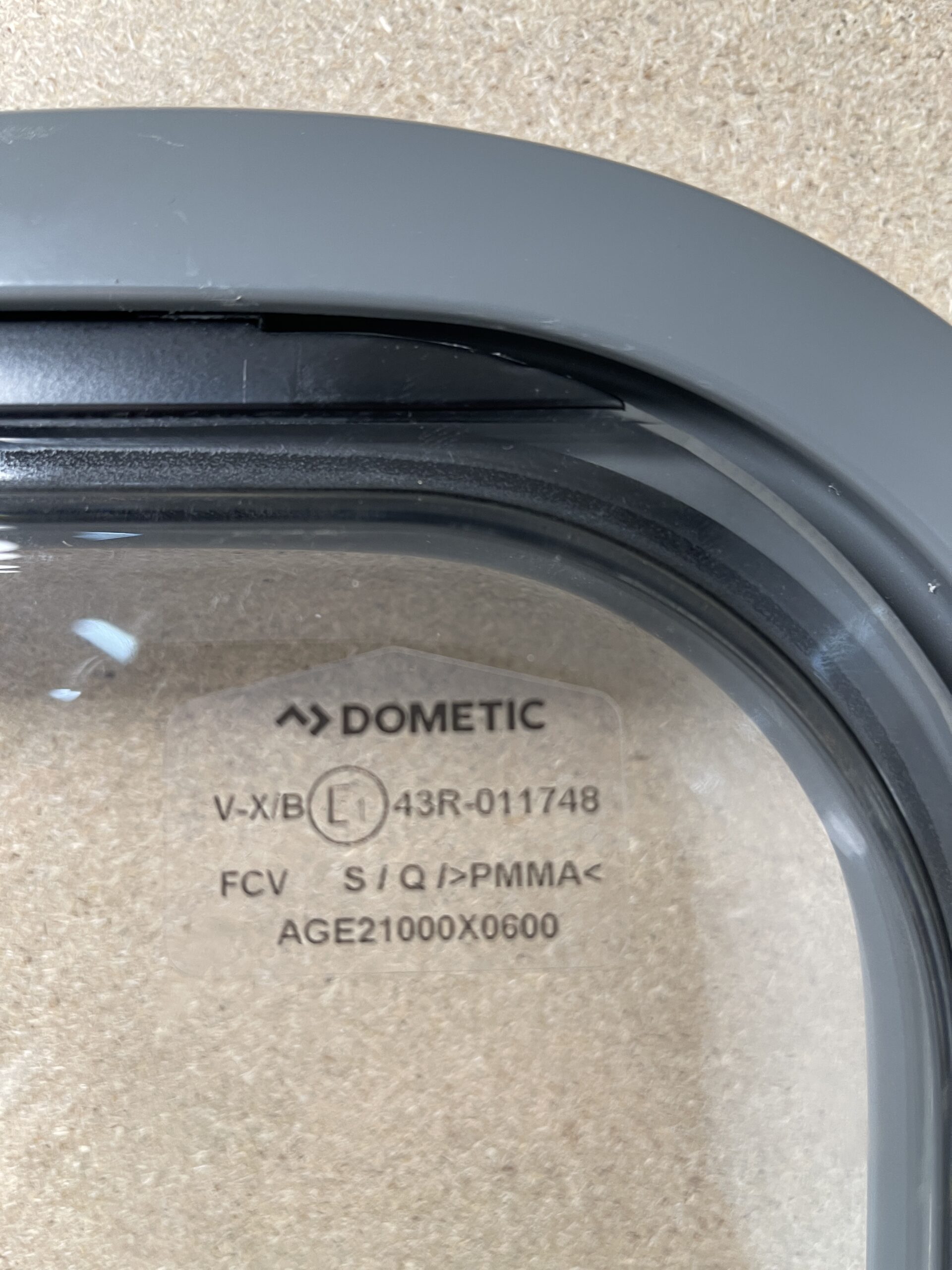 Dometic Ausstellfenster 1000x600 mm Anthrazit mit Zentralverriegelung