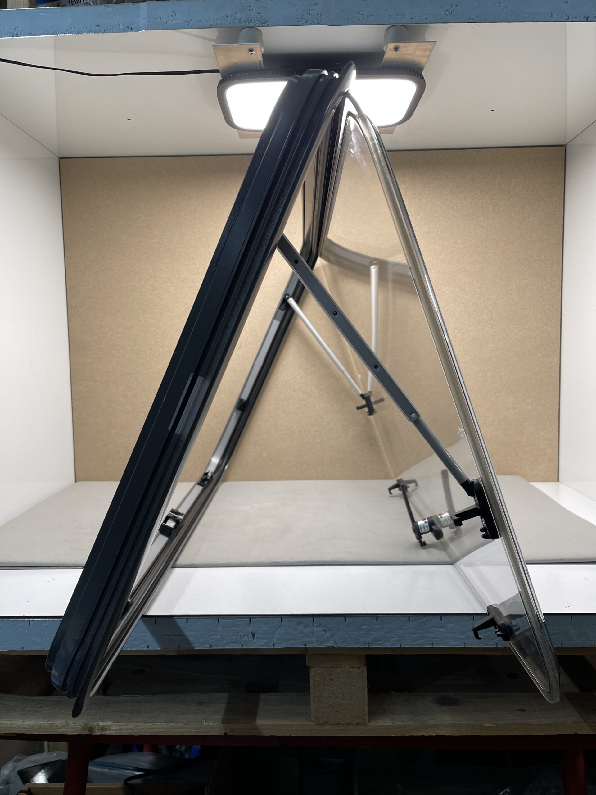 Dometic Ausstellfenster 1000x600 mm Anthrazit mit Zentralverriegelung