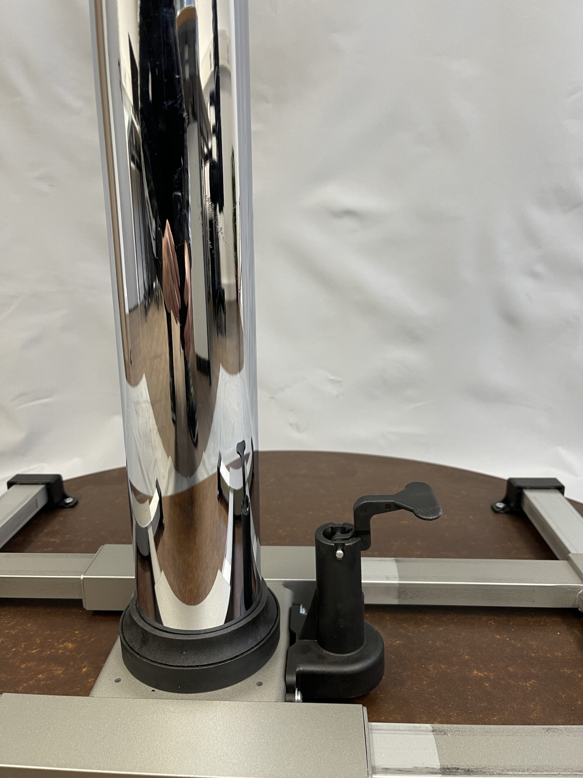 Wohnmobiltisch verstellbar 82cm Durchmesser mit weißer Tischplatte