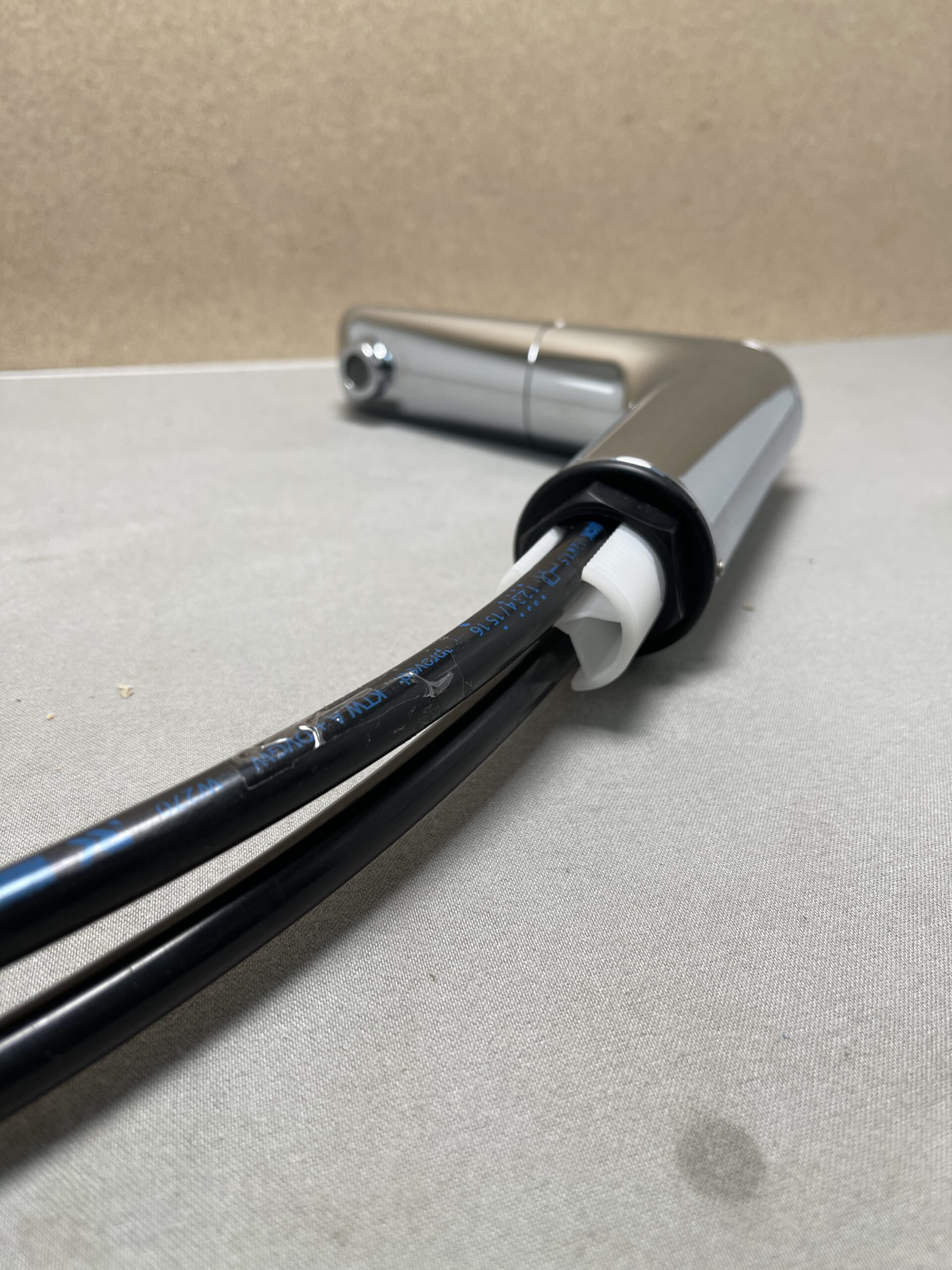 Wasserhahn verchromt mit Anschlussschläuchen, für Wohnmobil