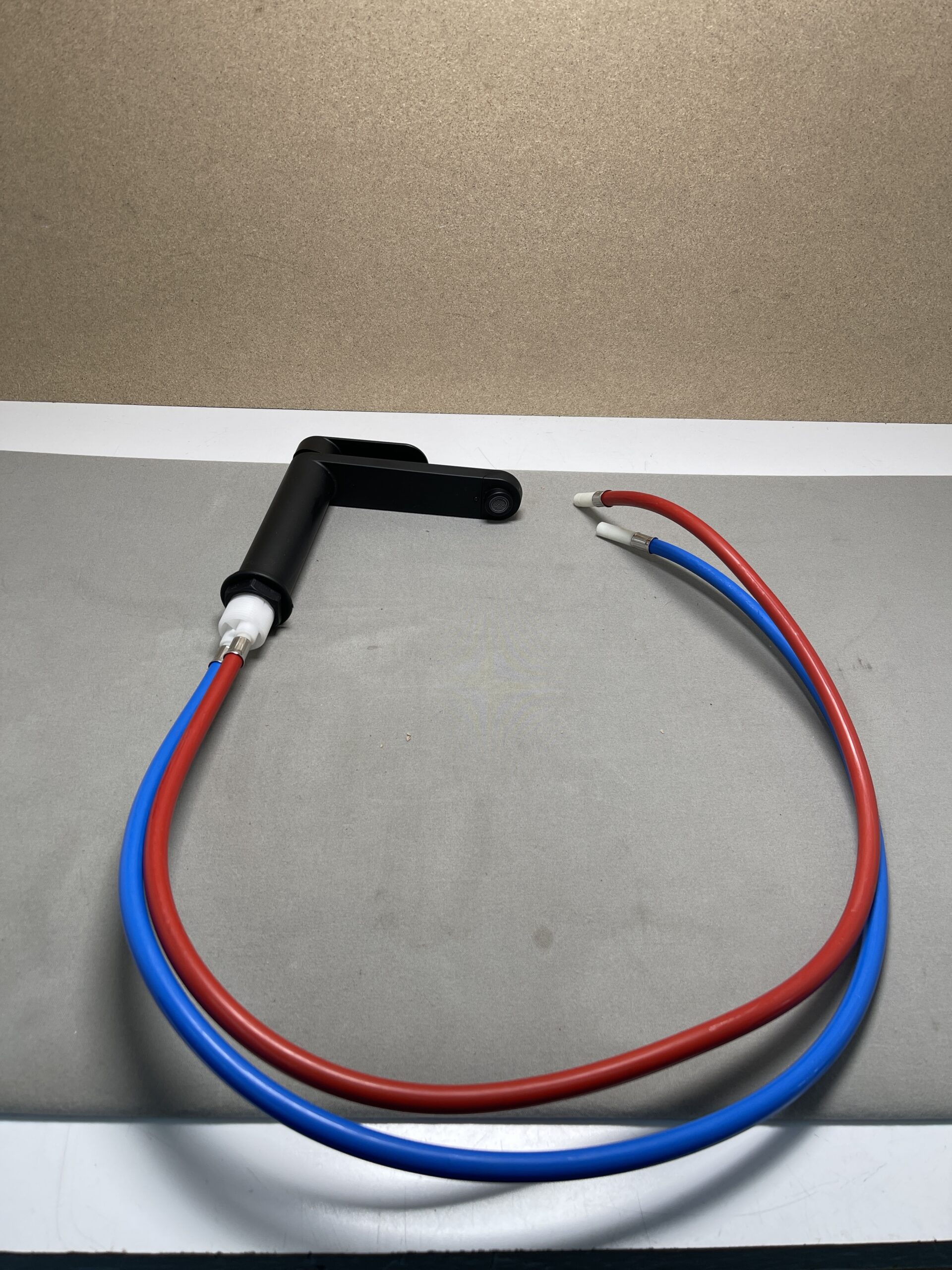 Wasserhahn matt schwarz mit Anschlussschläuchen, für Wohnmobil