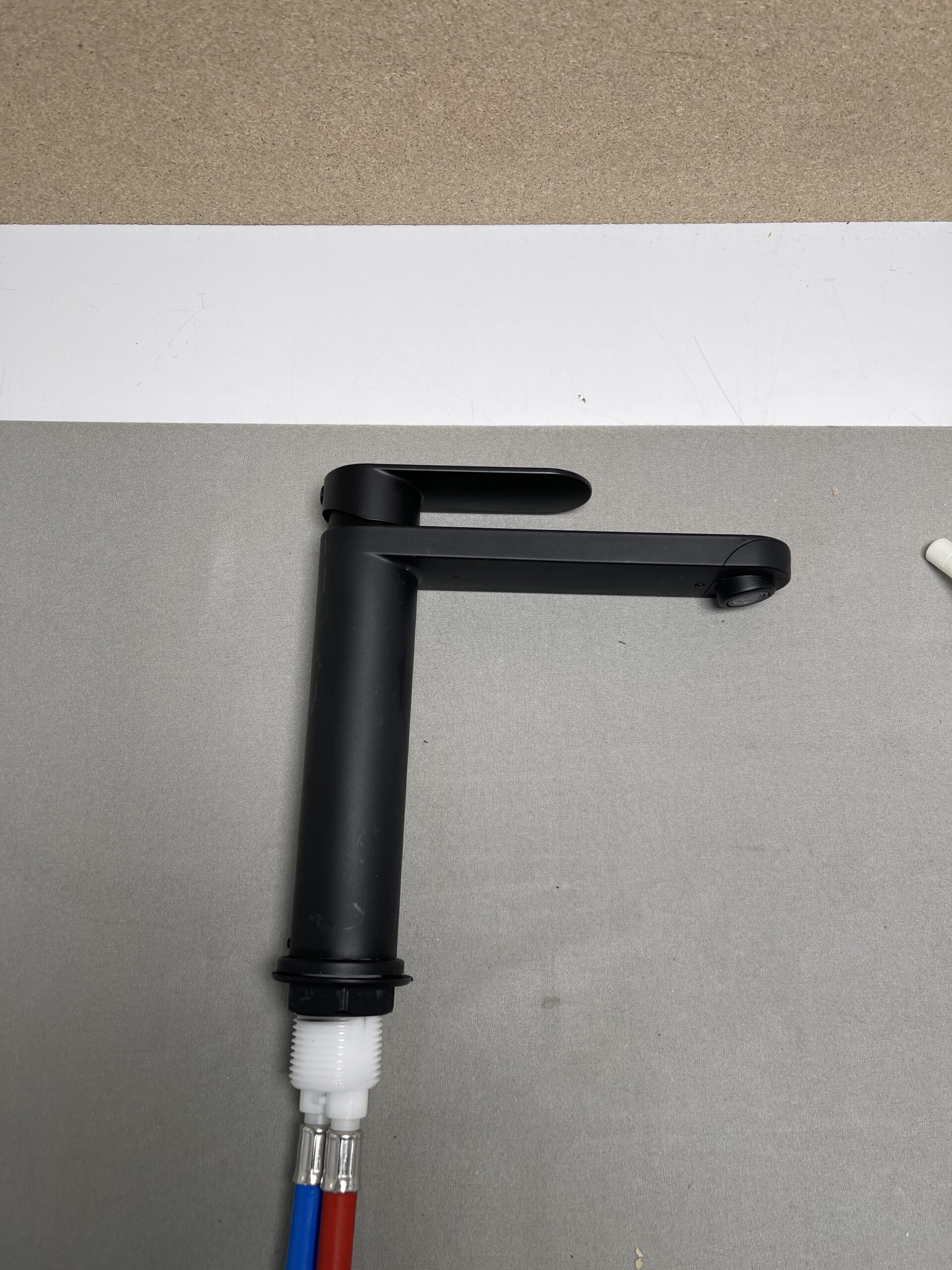 Wasserhahn matt schwarz mit Anschlussschläuchen, für Wohnmobil