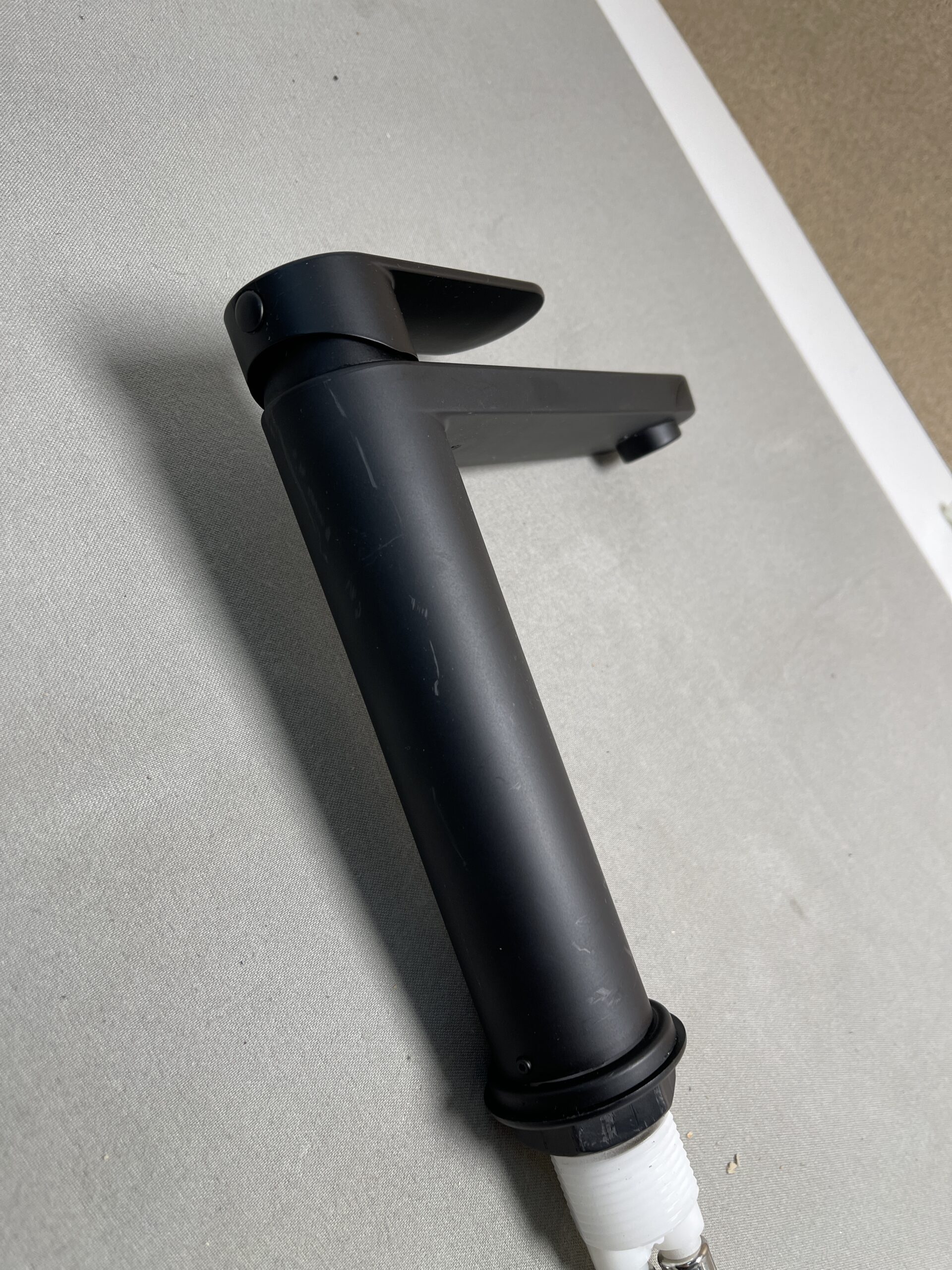 Wasserhahn matt schwarz mit Anschlussschläuchen, für Wohnmobil