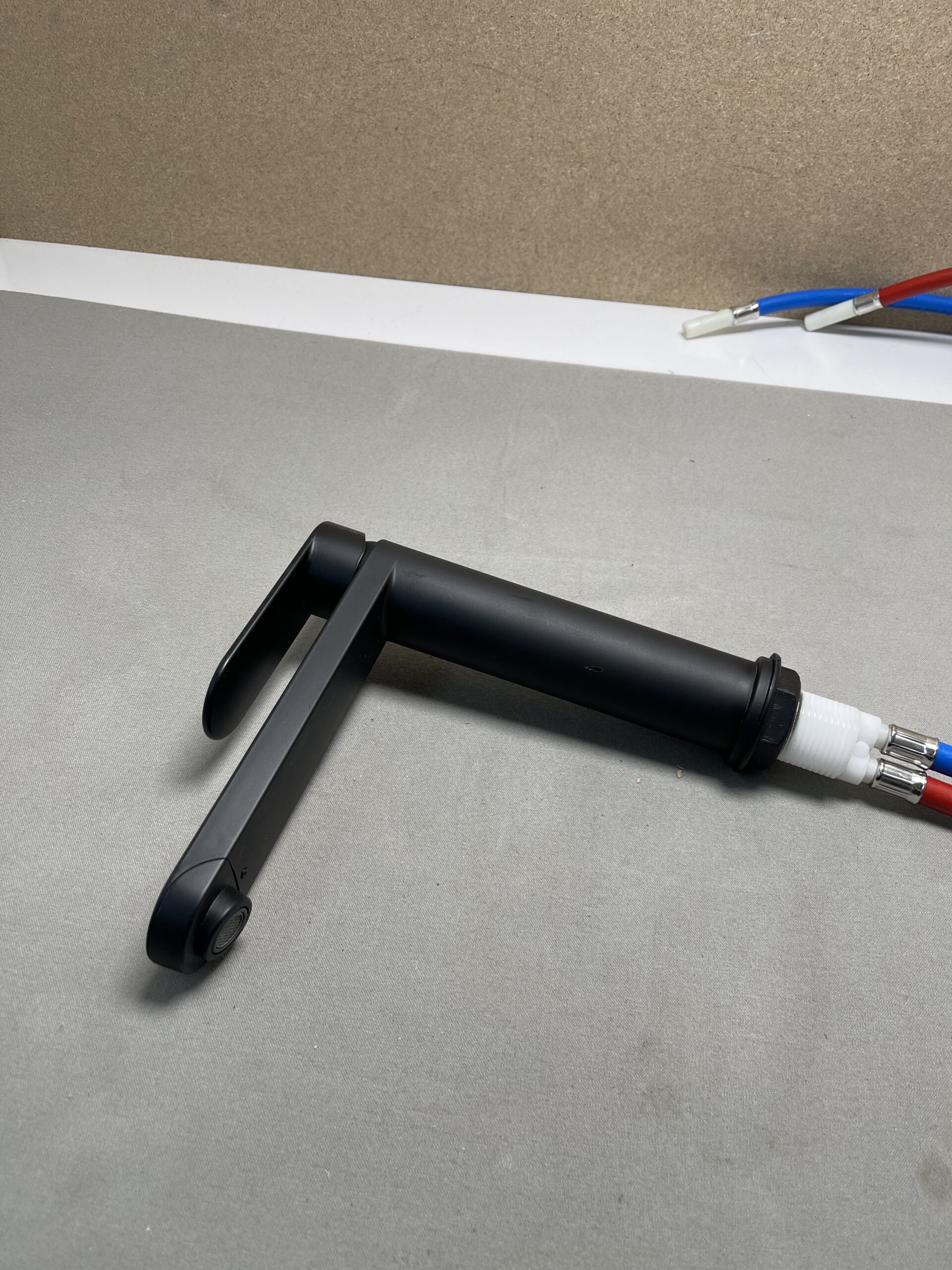 Wasserhahn matt schwarz mit Anschlussschläuchen, für Wohnmobil