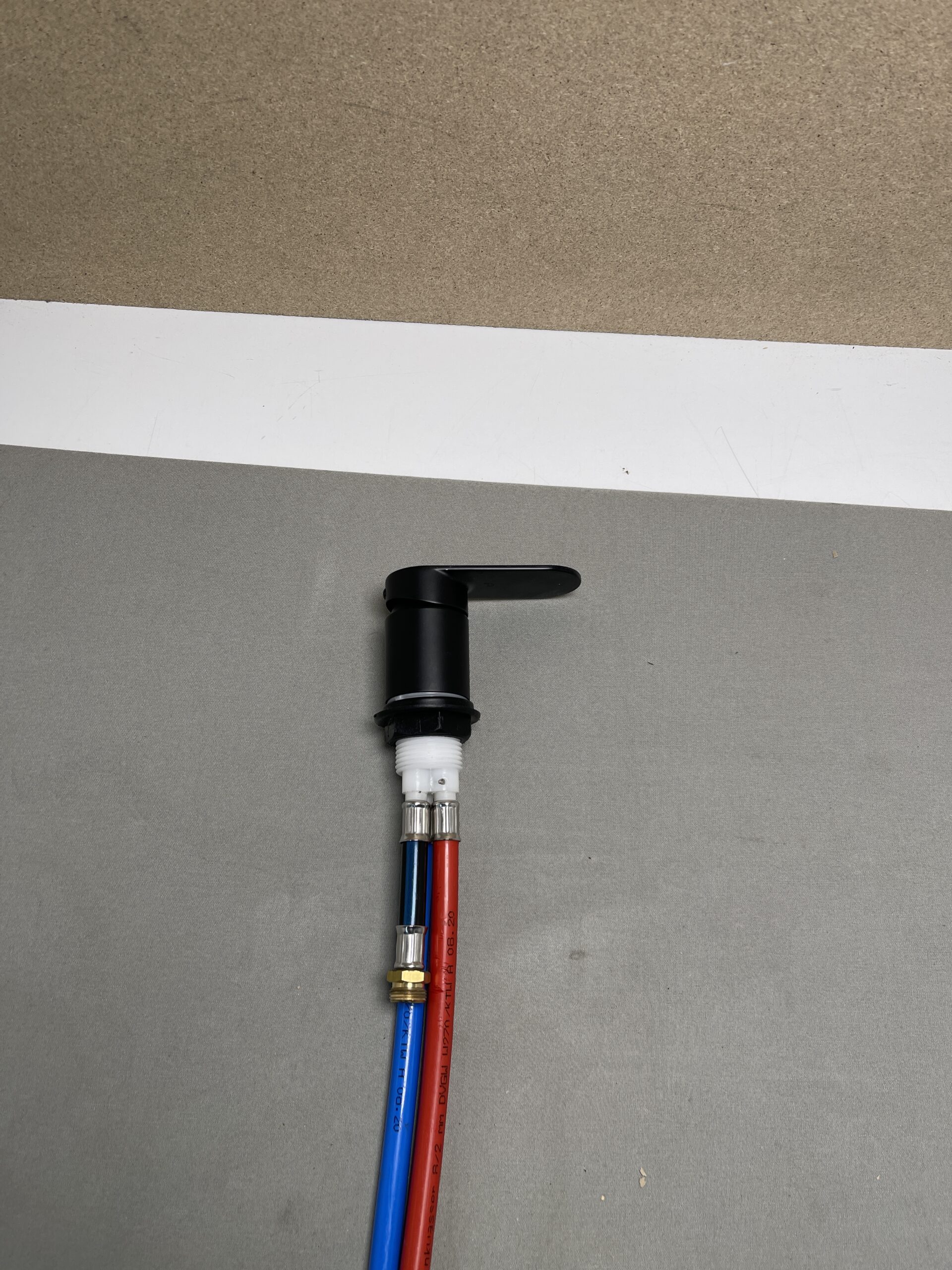 Wasserhahn matt schwarz mit Anschlussschläuchen, für Wohnmobil