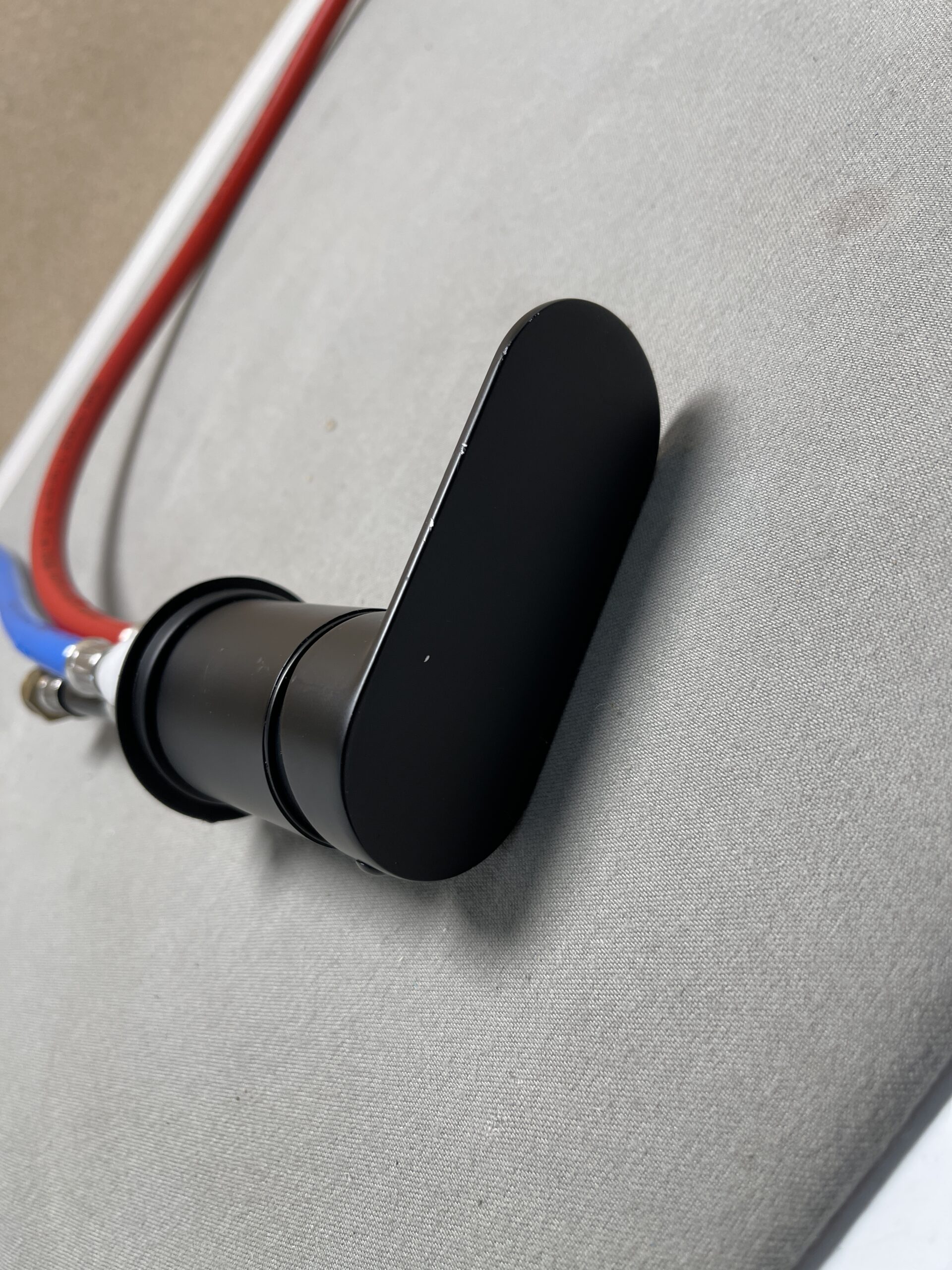 Wasserhahn matt schwarz mit Anschlussschläuchen, für Wohnmobil