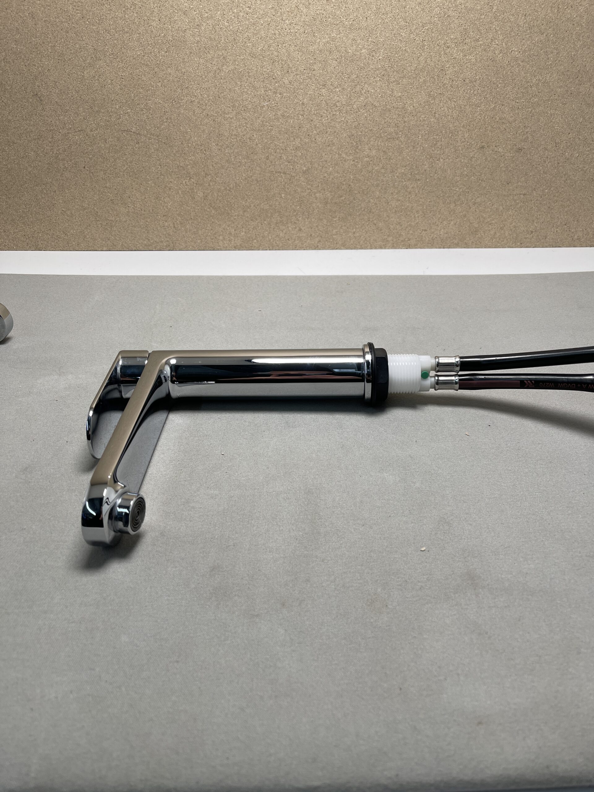 Wasserhahn verchromt mit Anschlussschläuchen, für Wohnmobil