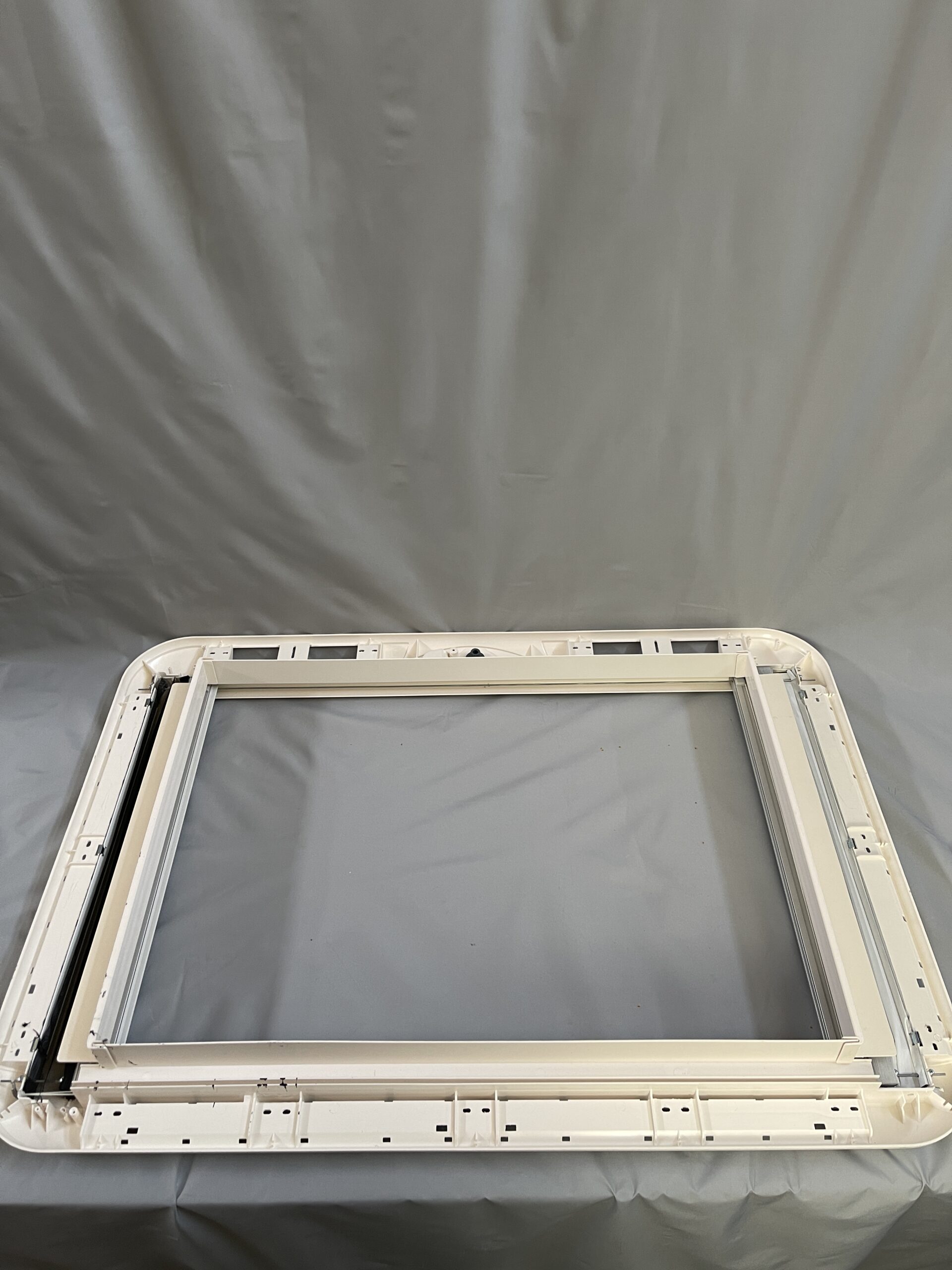 Dometic Heki 3 Innenrahmen für Dachhaube mit Abdeckklappen