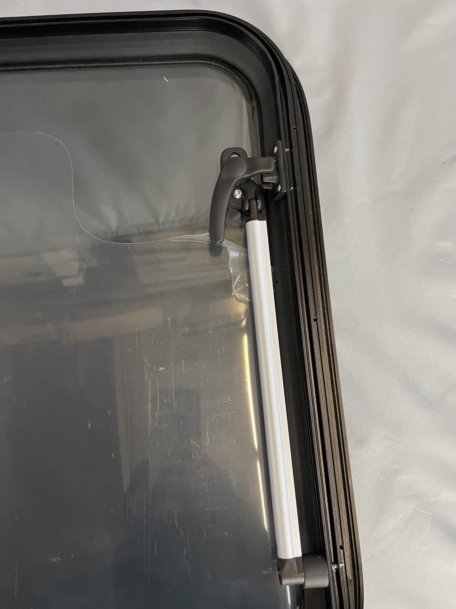 Dometic S7 P Ausstellfenster 900 x 520 mm, schwarz getönte Scheibe