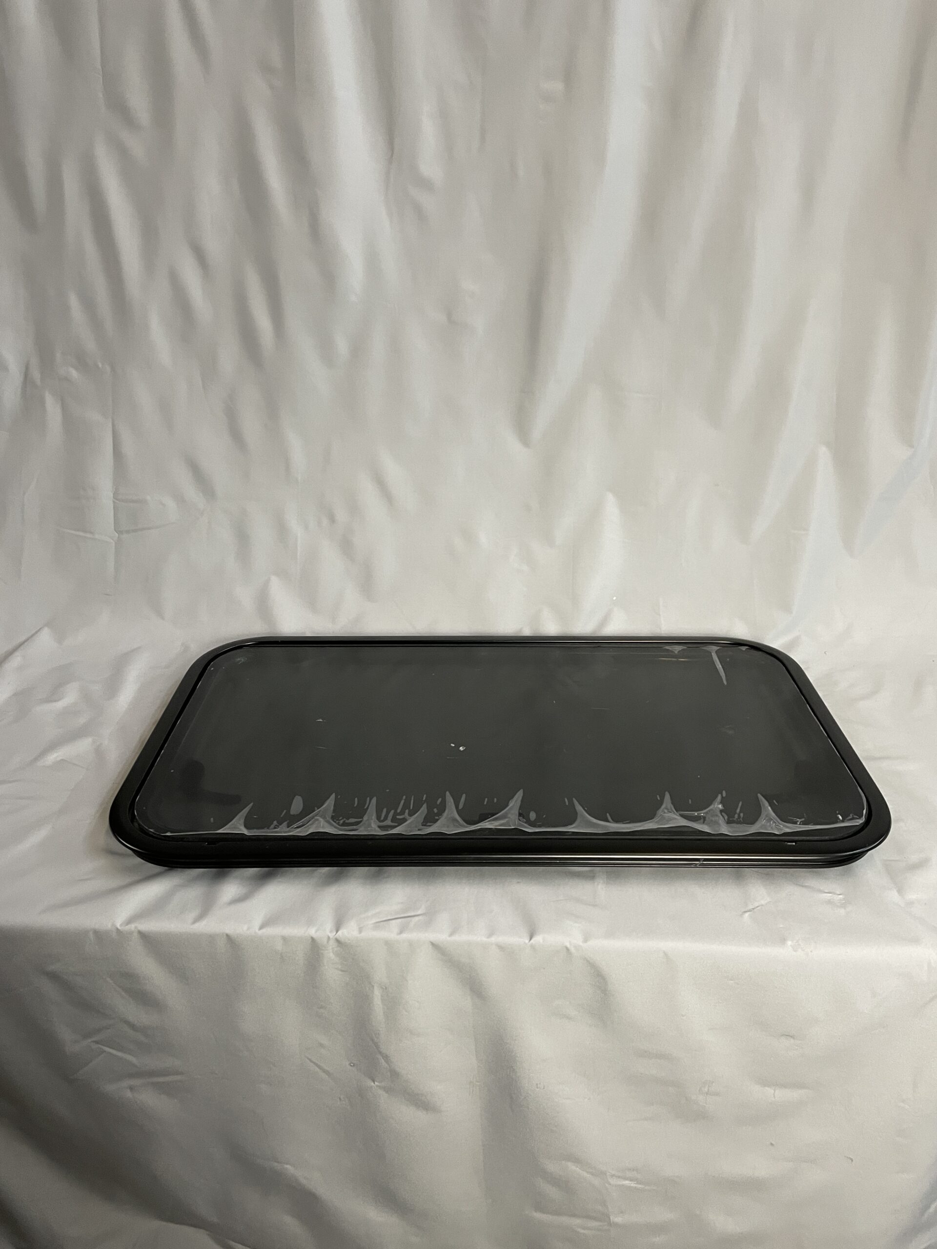 Ausstellfenster mit Rahmen als Ersatzteilspender, 800 x 450 mm, Undicht!