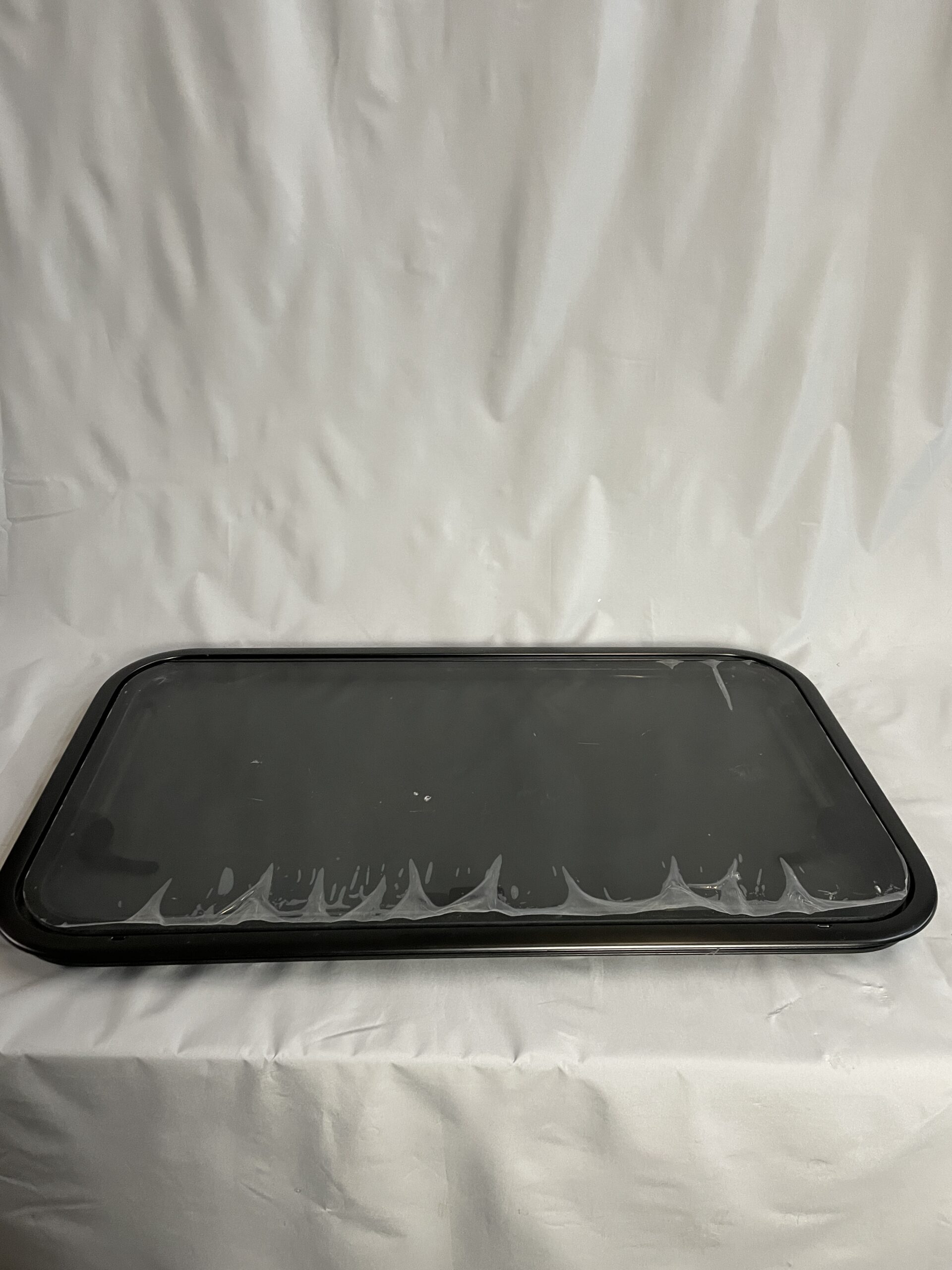 Ausstellfenster mit Rahmen als Ersatzteilspender, 800 x 450 mm, Undicht!