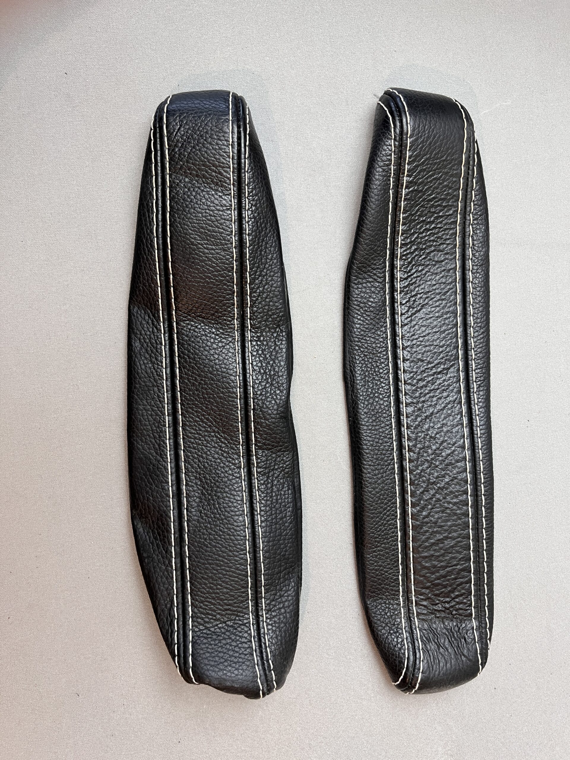 Armlehnenbezug Leder Schwarz mit weißen Nähten