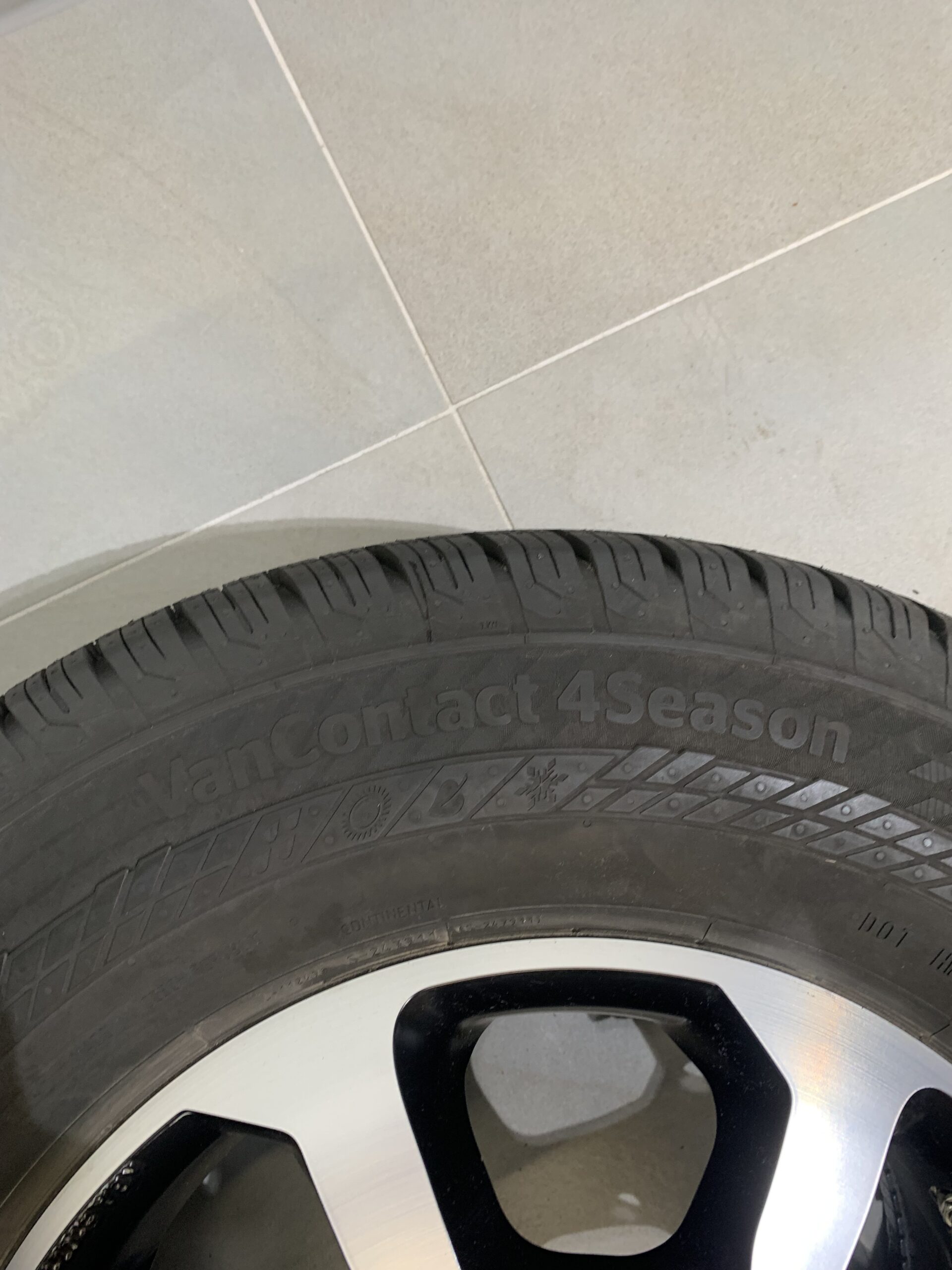 Continental Van Contact 4 Season 225/75 R 16C Niesmann + Bischoff Emblem