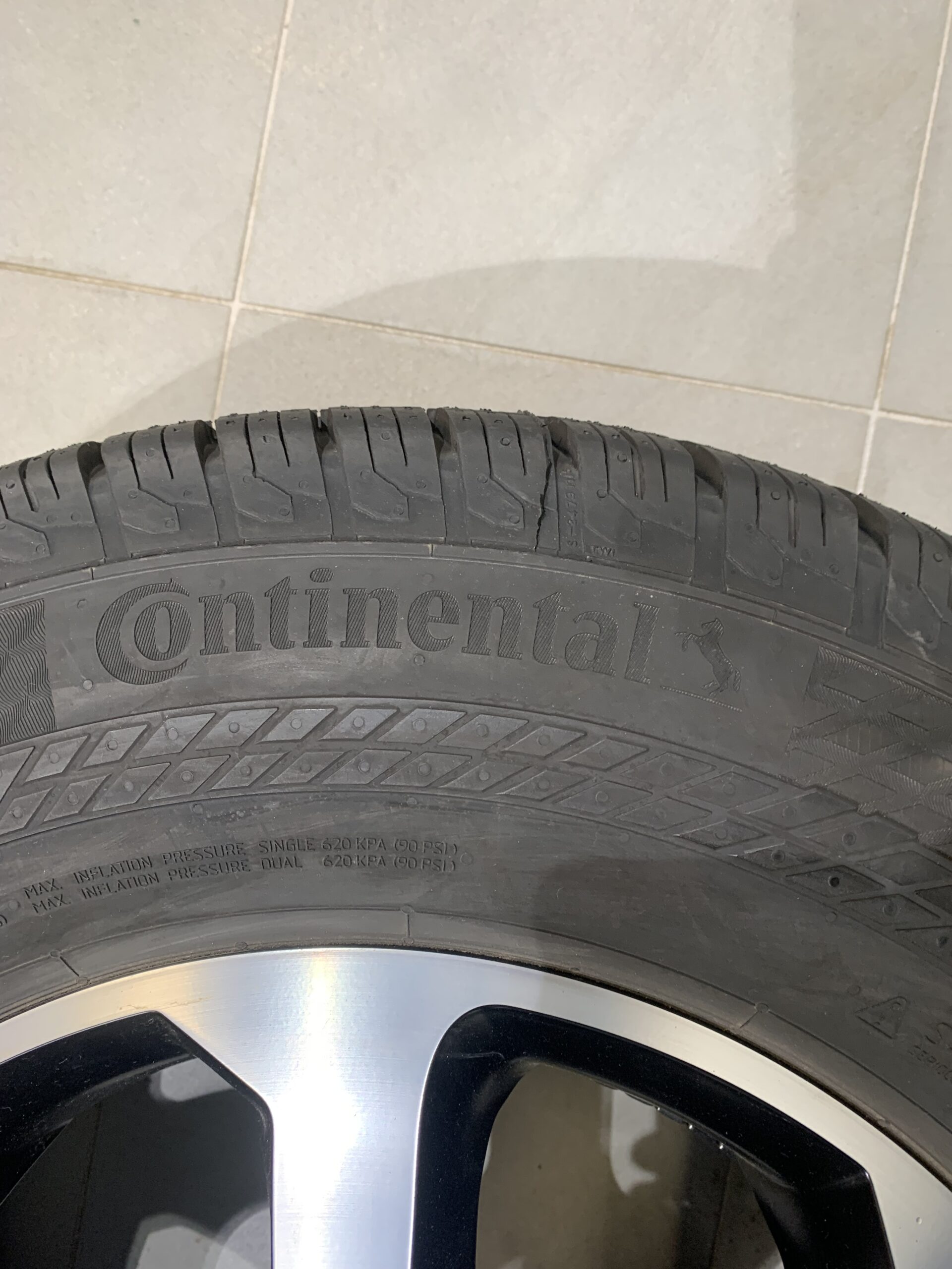 Continental Van Contact 4 Season 225/75 R 16C Niesmann + Bischoff Emblem