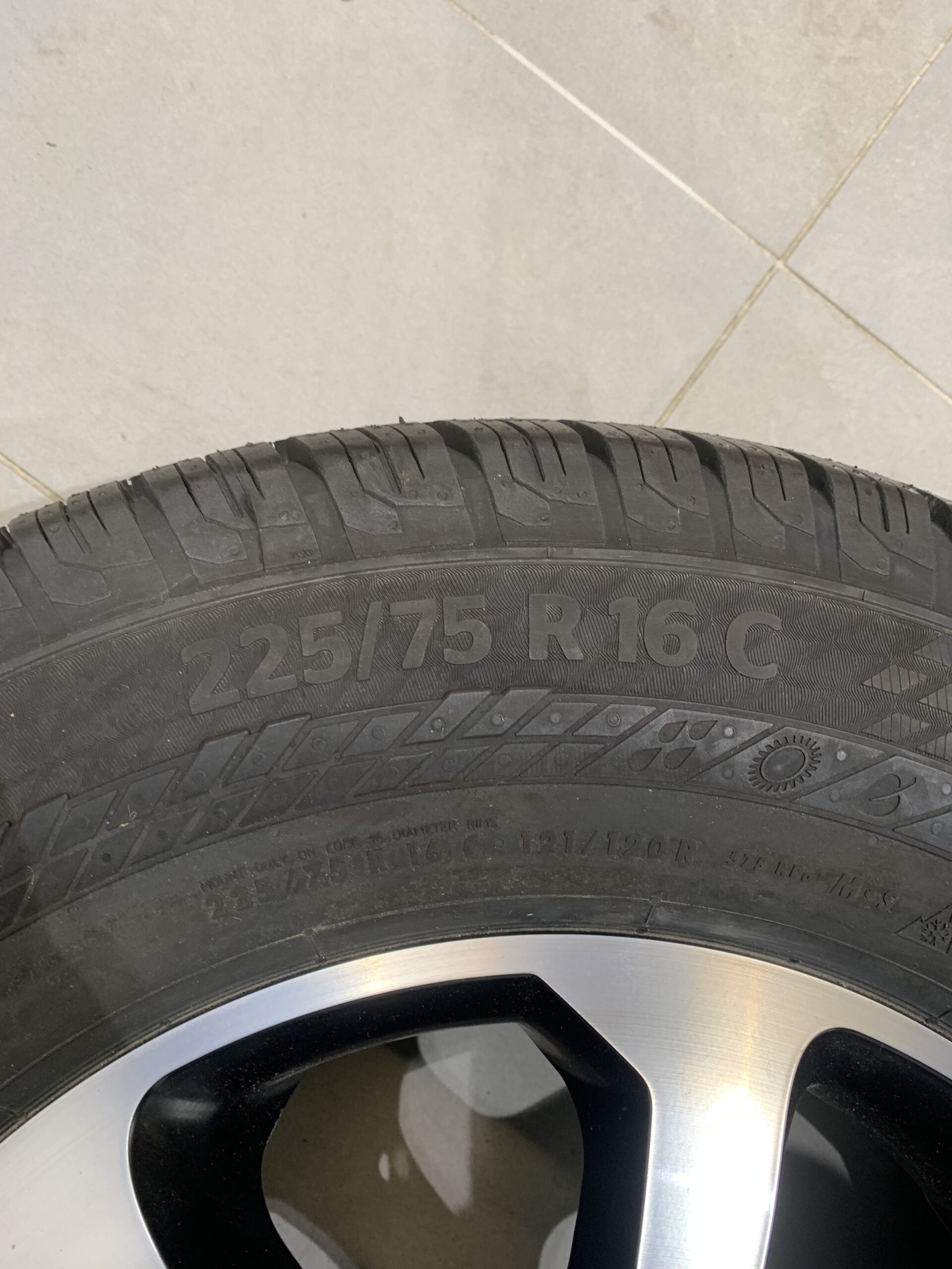 Continental Van Contact 4 Season 225/75 R 16C Niesmann + Bischoff Emblem