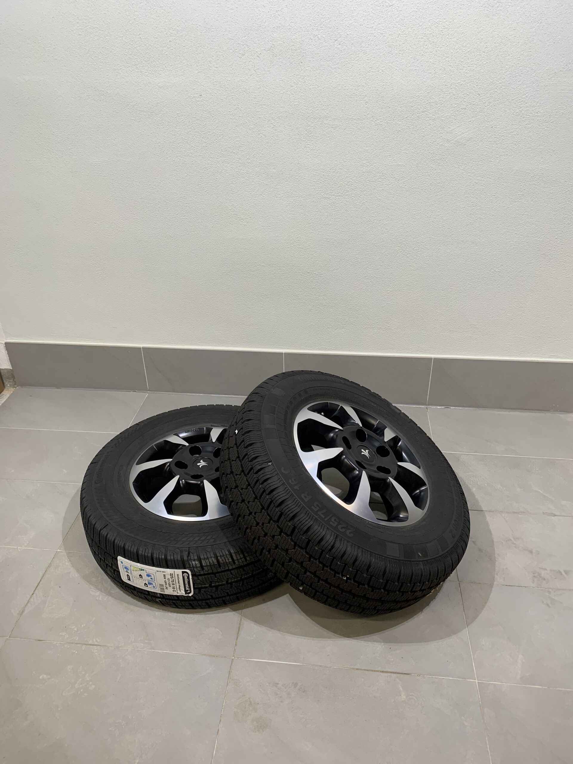 Continental Van Contact 4 Season 225/75 R 16C Niesmann + Bischoff Emblem