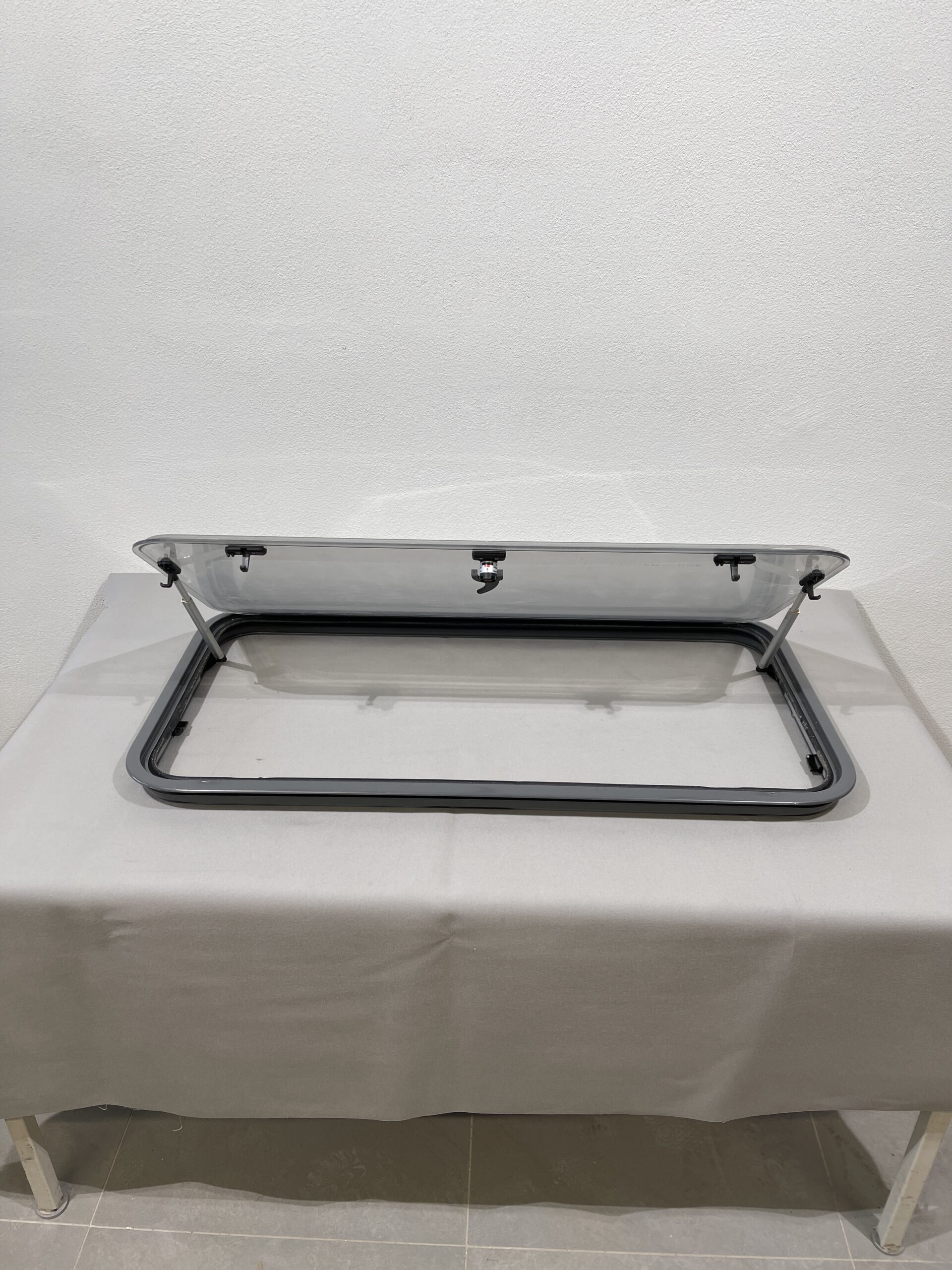 Dometic Ausstellfenster 1000x510mm grau mit Zentralverriegelung