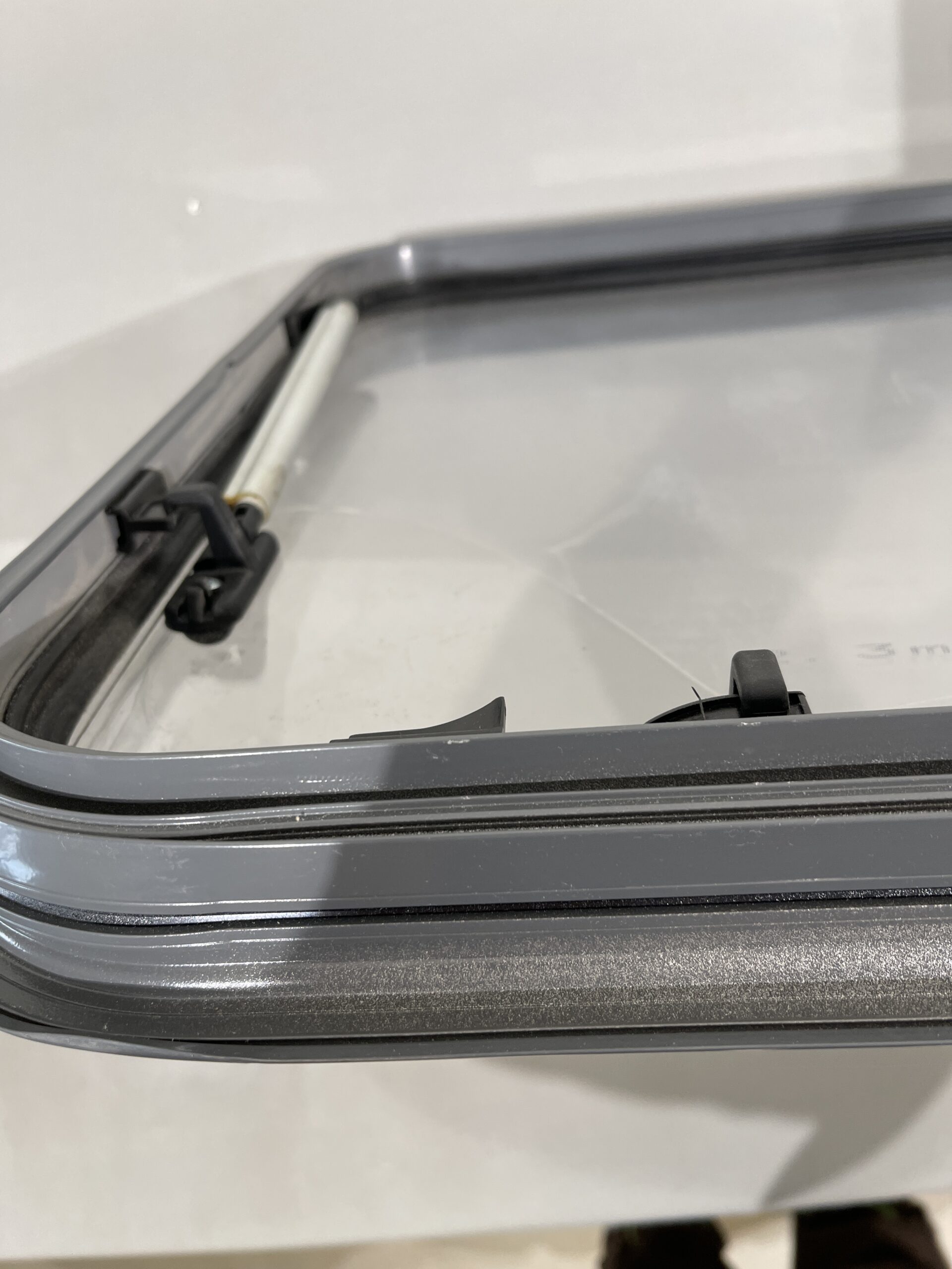 Dometic Ausstellfenster 1000x510mm grau mit Zentralverriegelung