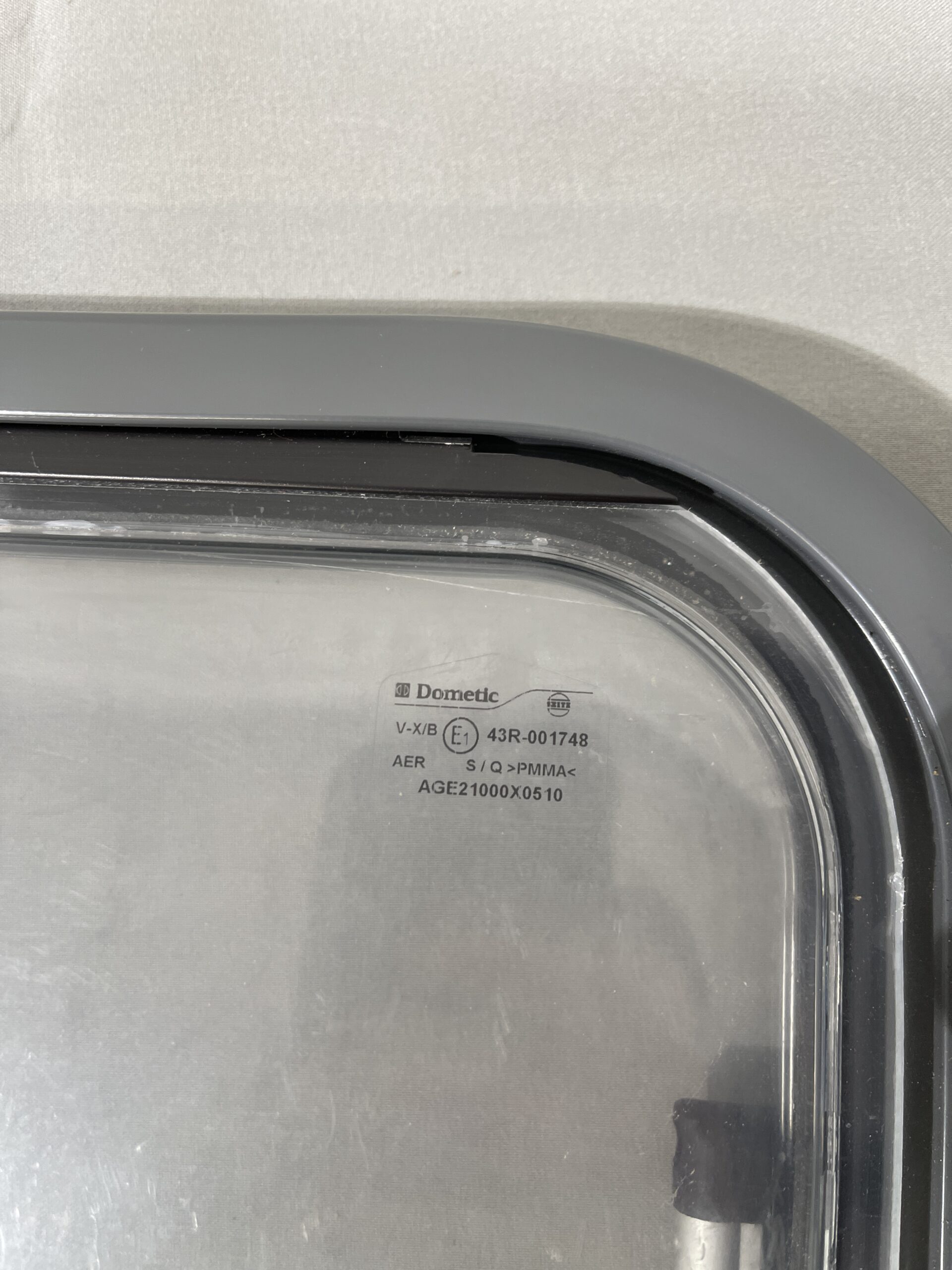 Dometic Ausstellfenster 1000x510mm grau mit Zentralverriegelung