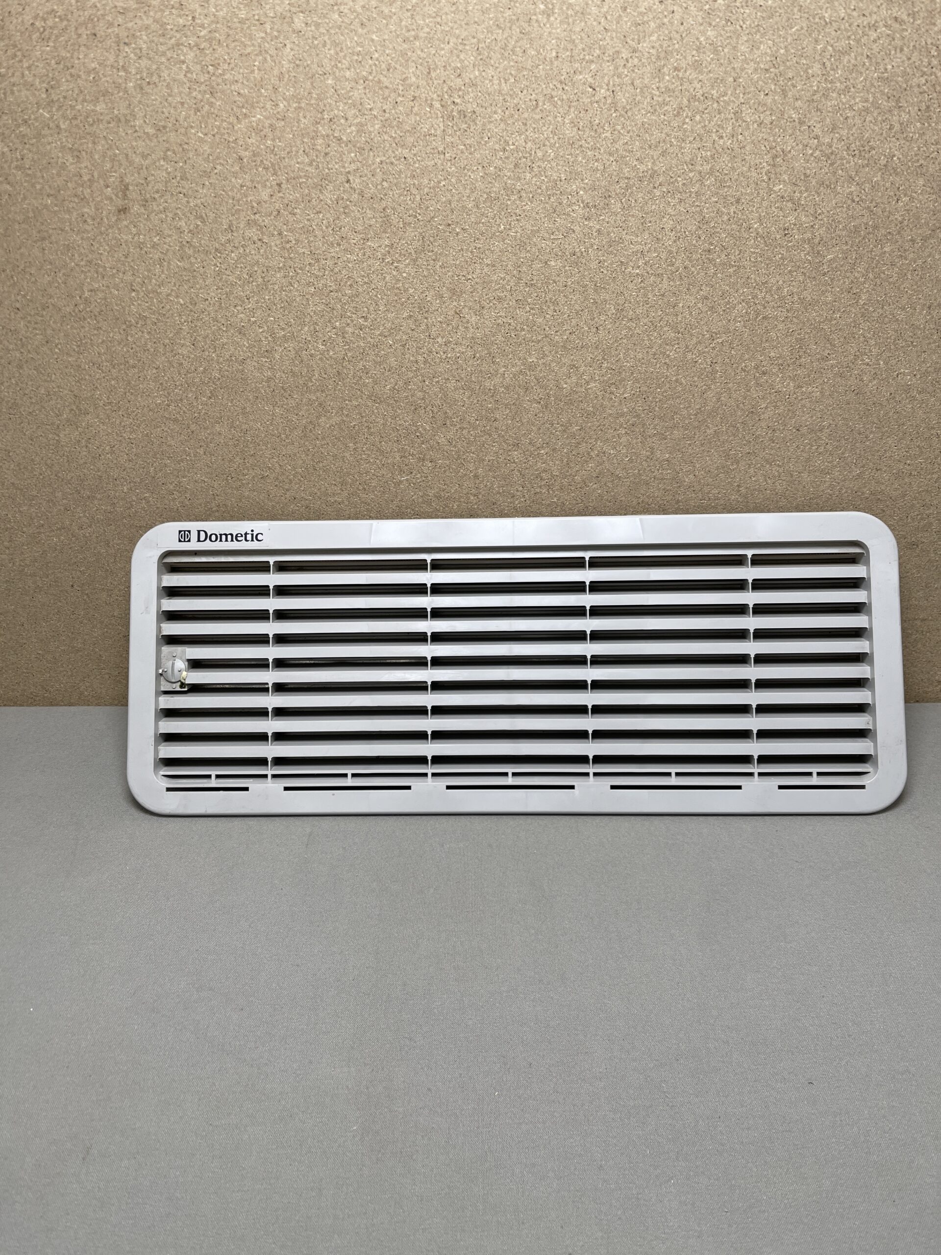 Dometic Lüftungsgitter unten L200 mit Fliegennetz, Drehverschluss hellgrau