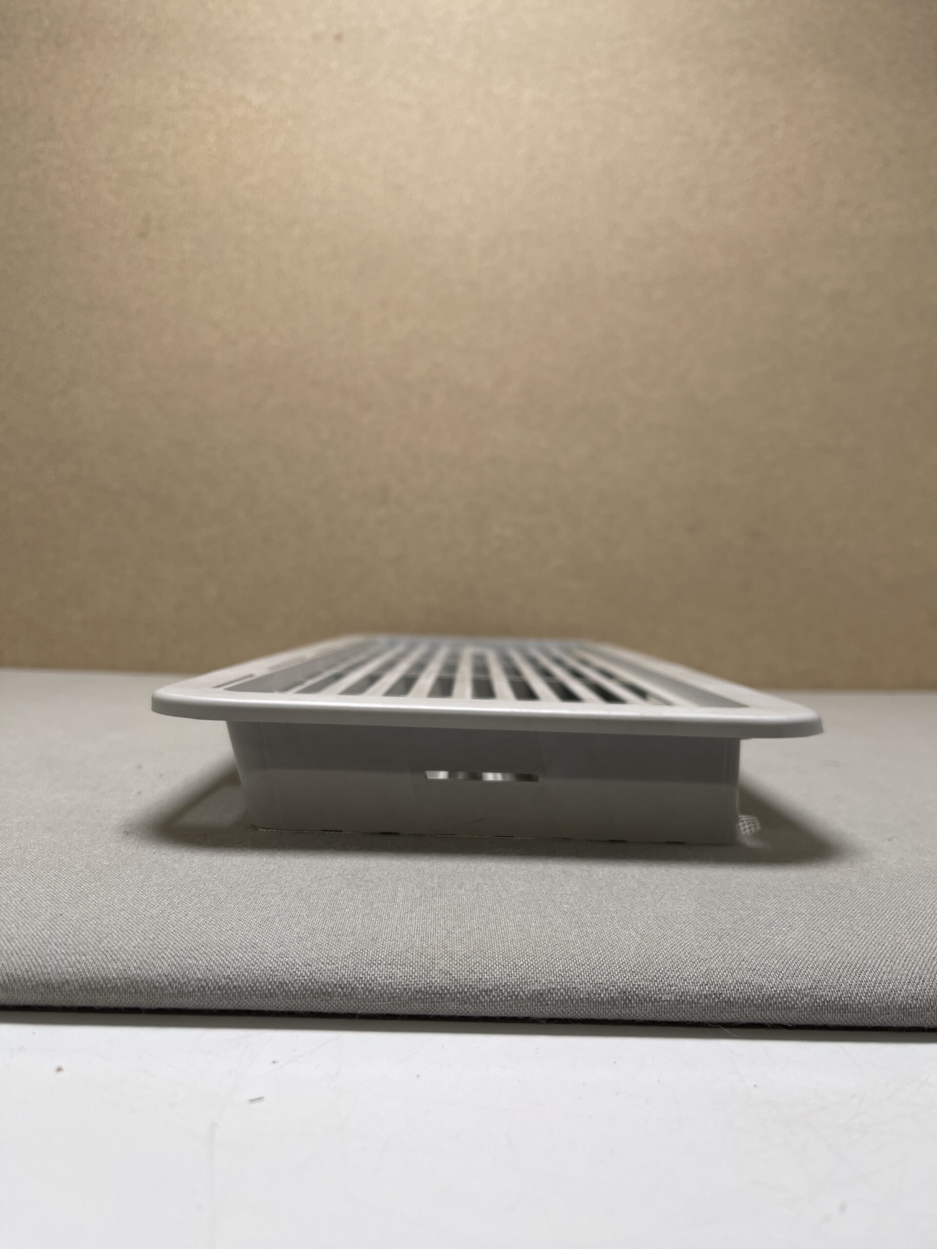 Dometic Lüftungsgitter unten L200 mit Fliegennetz, Drehverschluss hellgrau