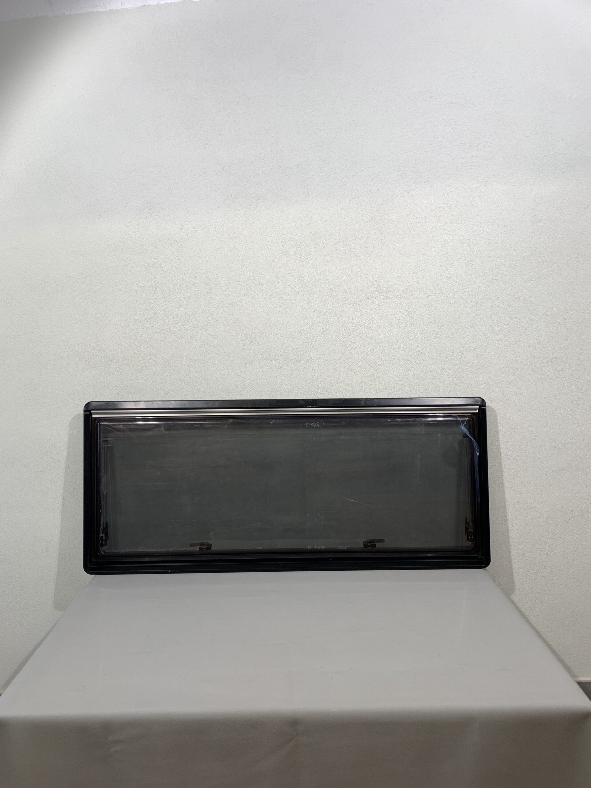 Ausstellfenster schwarz 1450mm x 590mm mit Verriegelung