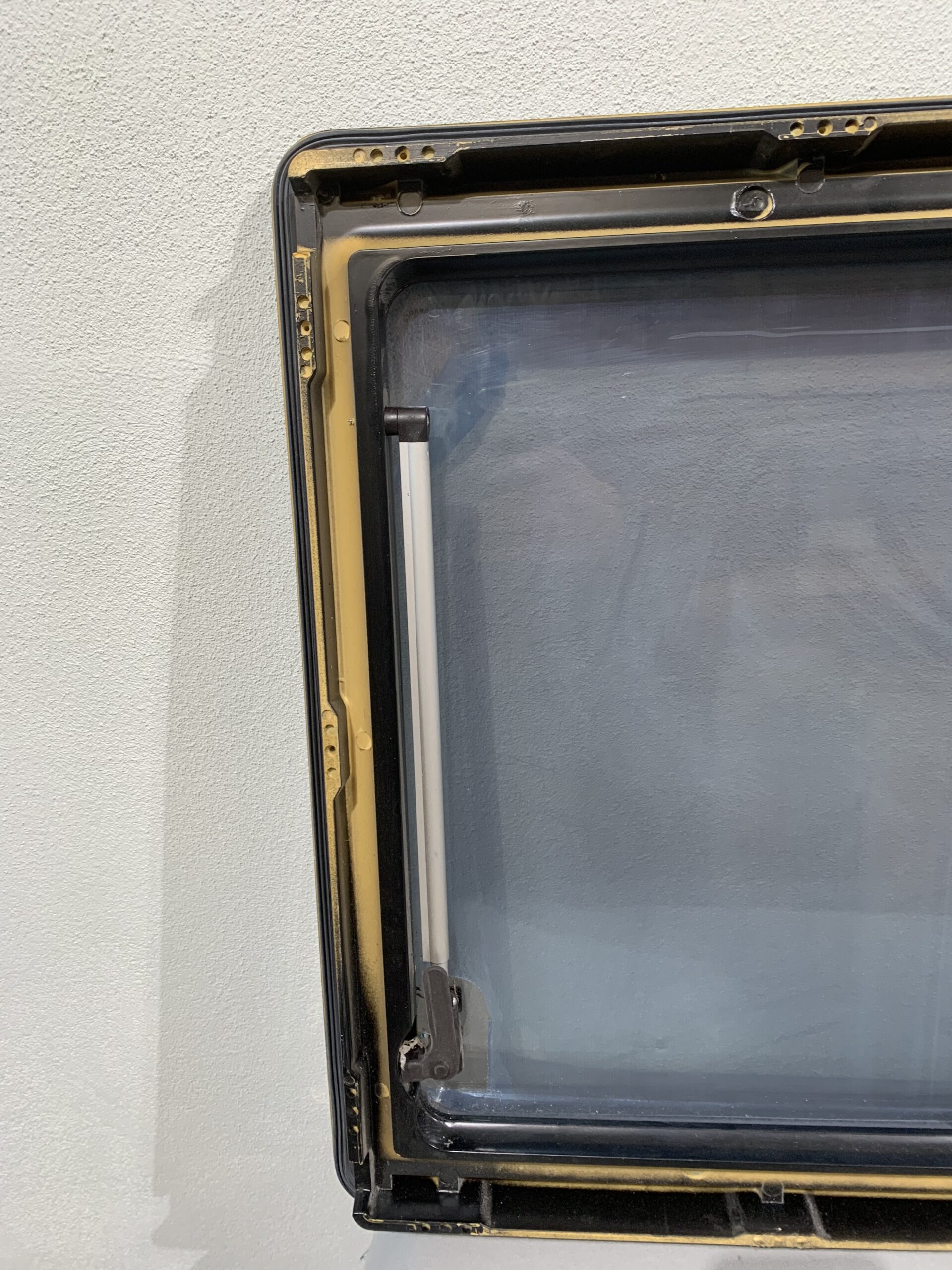 Ausstellfenster schwarz 1450mm x 590mm mit Verriegelung