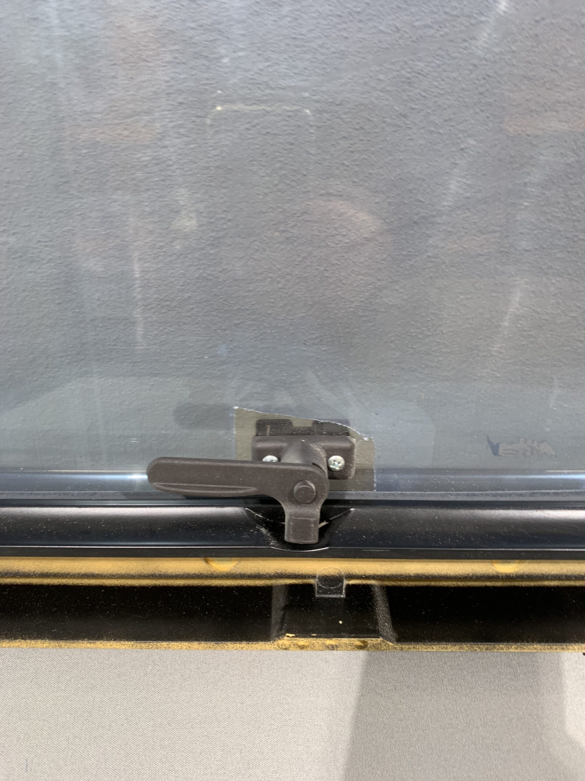 Ausstellfenster schwarz 1450mm x 590mm mit Verriegelung